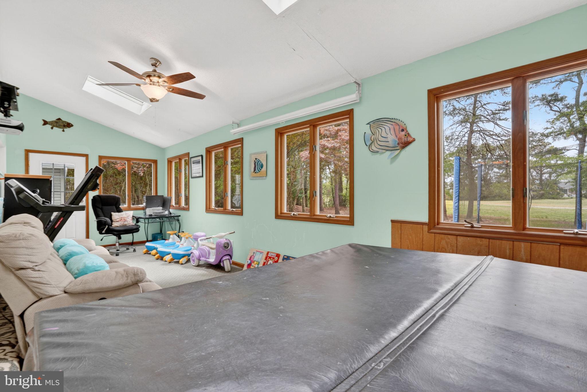 CAPTAIN'S COVE - Residential