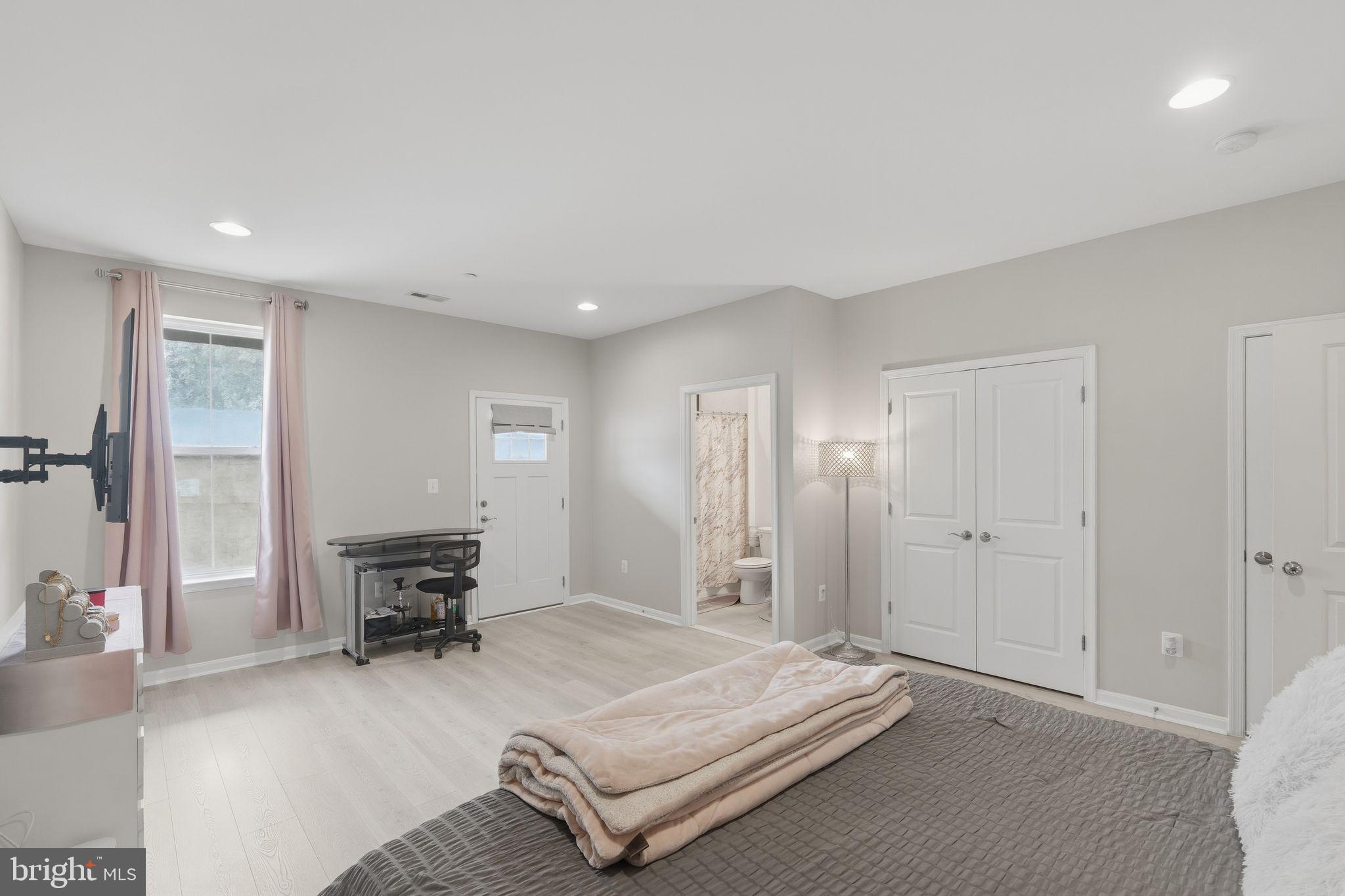 HYDE PARK OVERLOOK - Residential