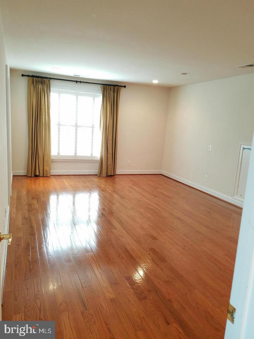 LAUREL HILL LANDBAY - Residential Lease