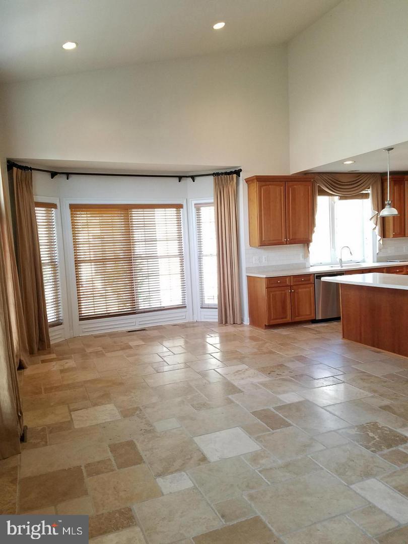 LAUREL HILL LANDBAY - Residential Lease