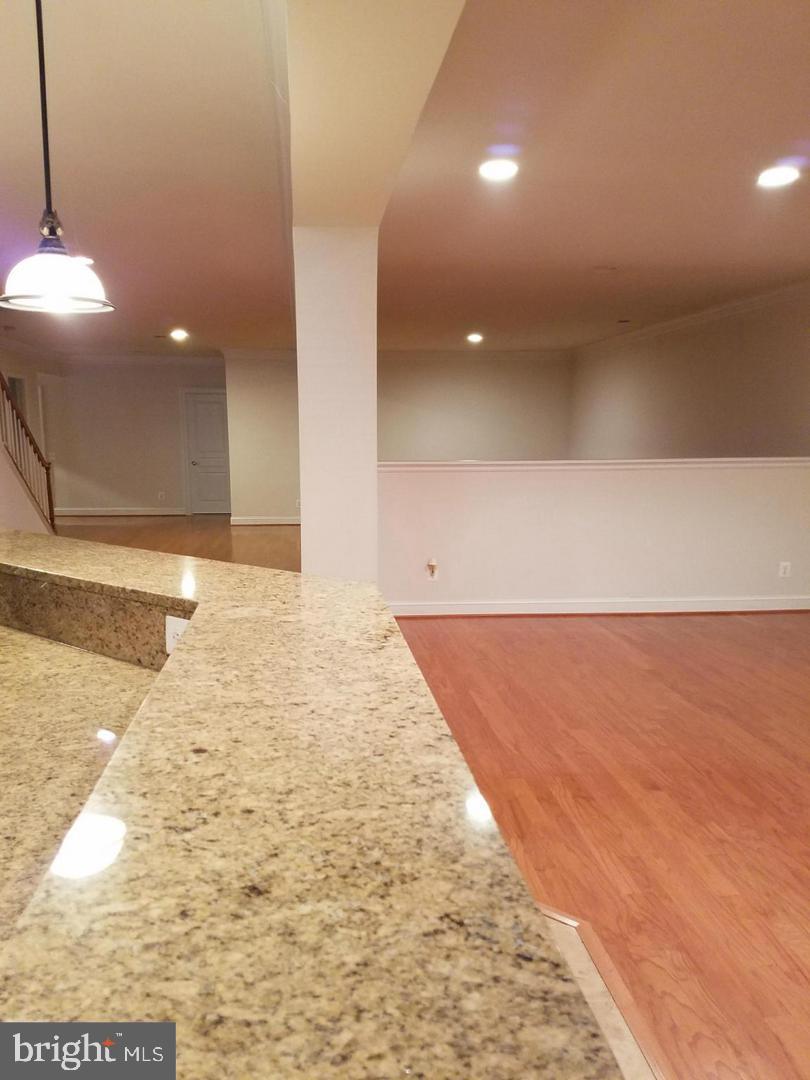 LAUREL HILL LANDBAY - Residential Lease