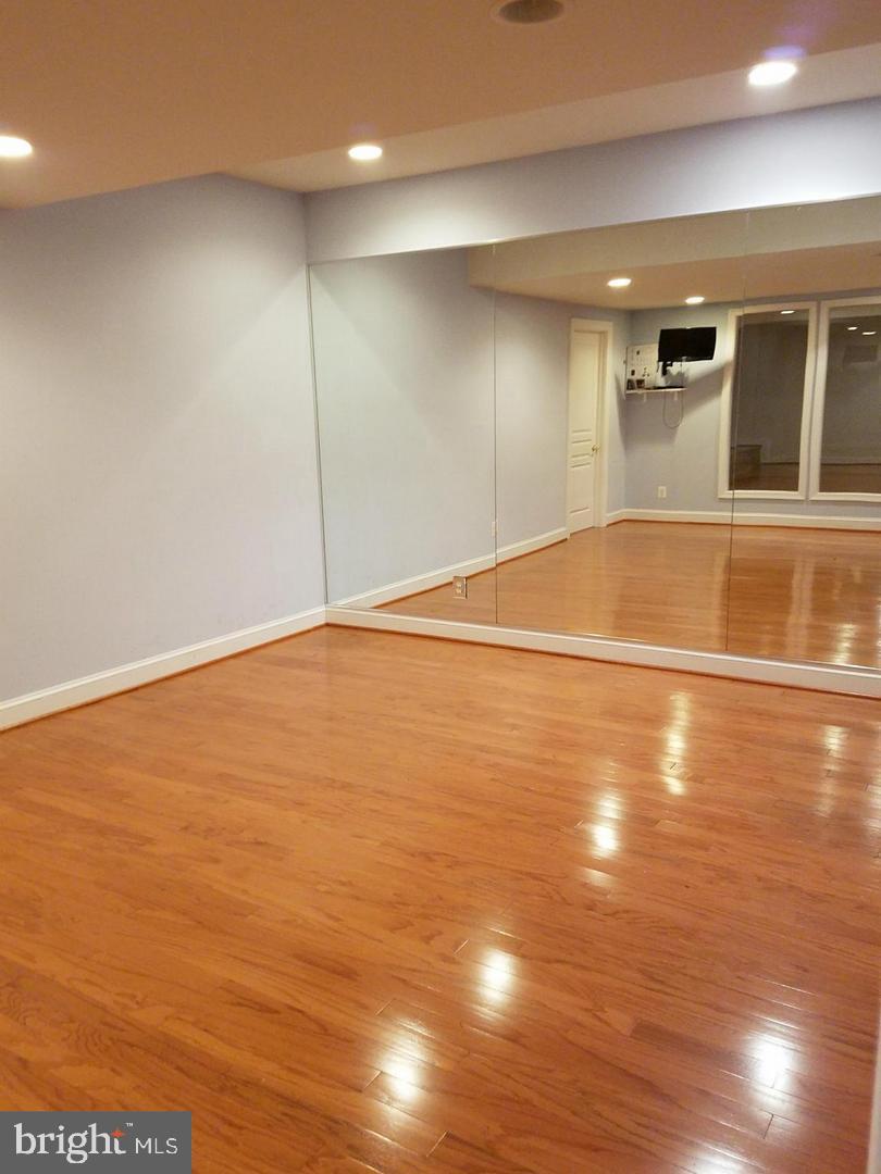 LAUREL HILL LANDBAY - Residential Lease