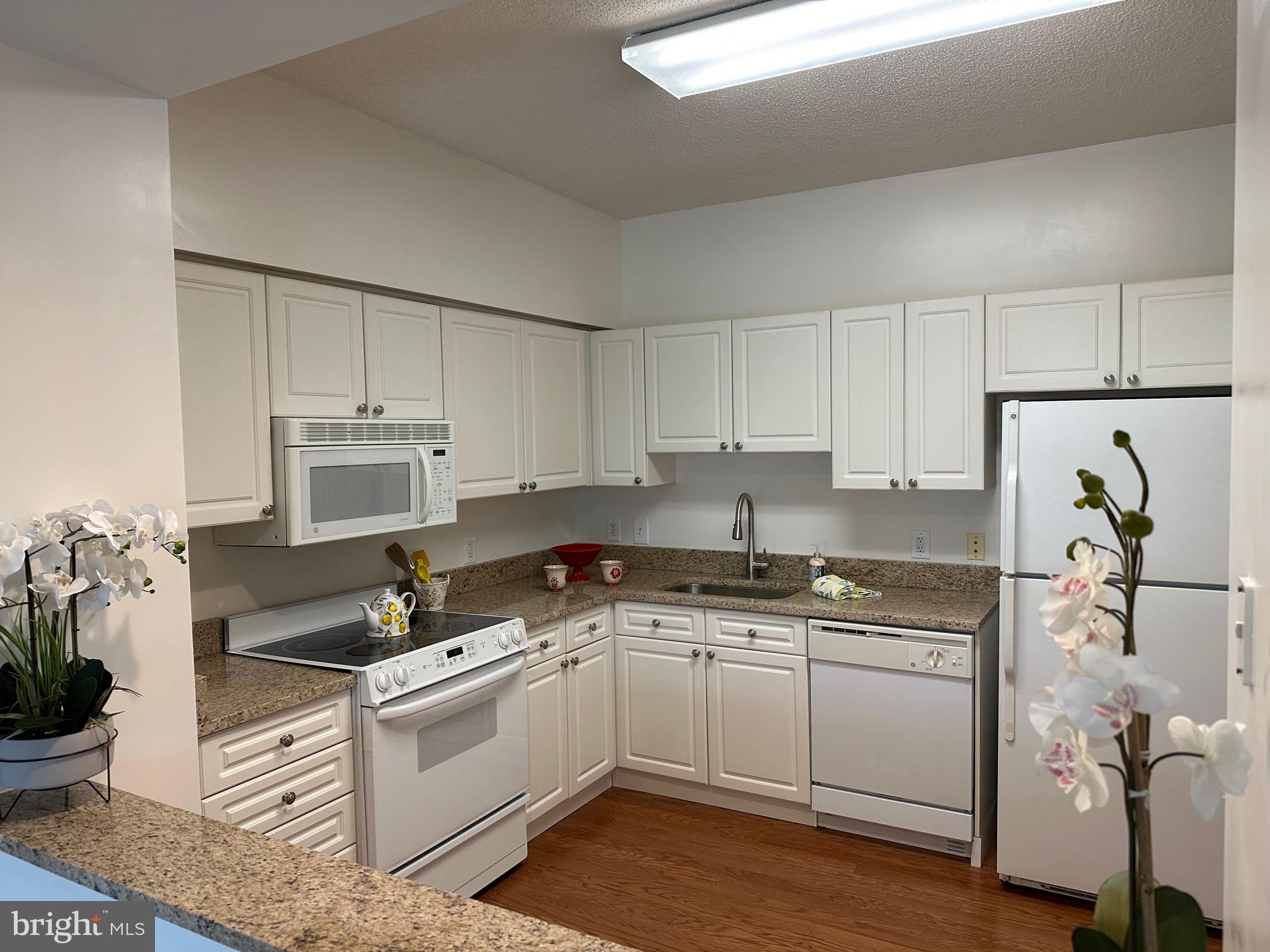 TURNBERRY COURTS AT LEIS - Residential