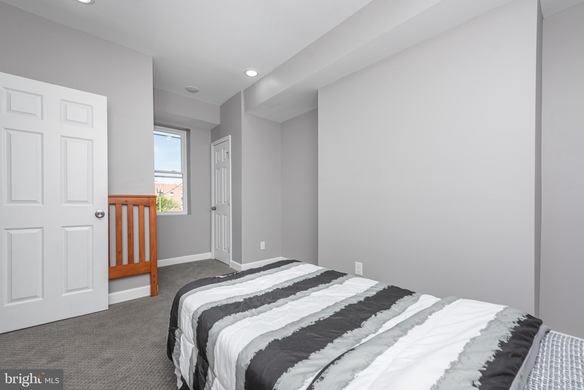HOLLINS MARKET - Residential