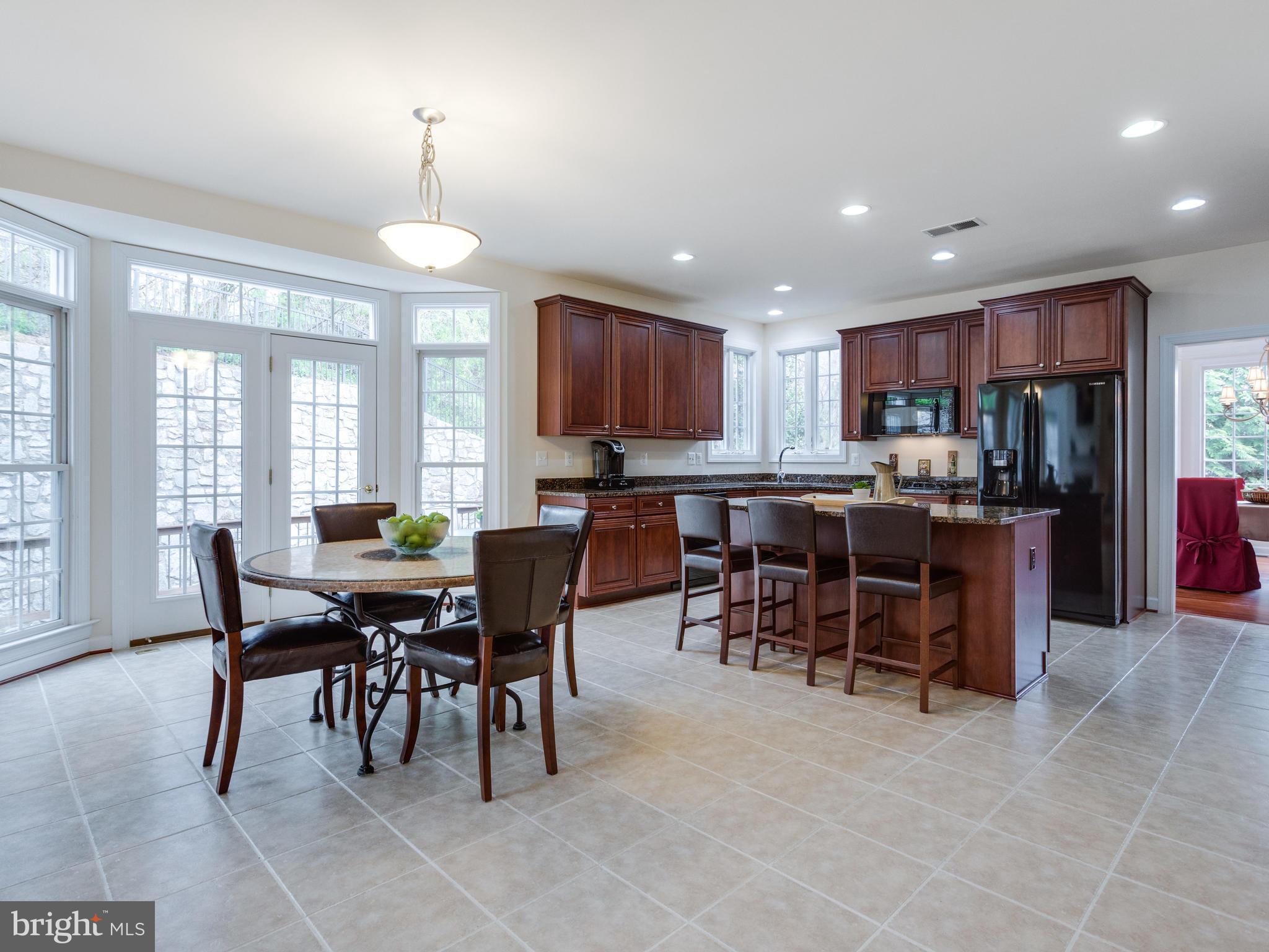 LAKE BARCROFT - Residential