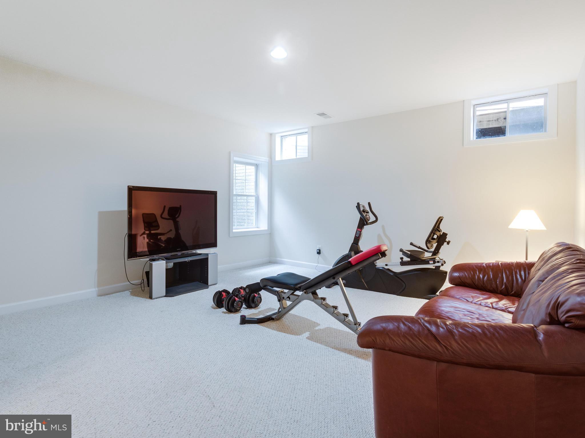 LAKE BARCROFT - Residential