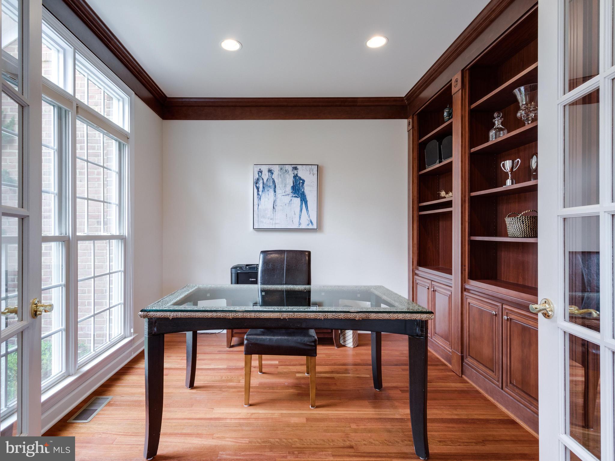 LAKE BARCROFT - Residential