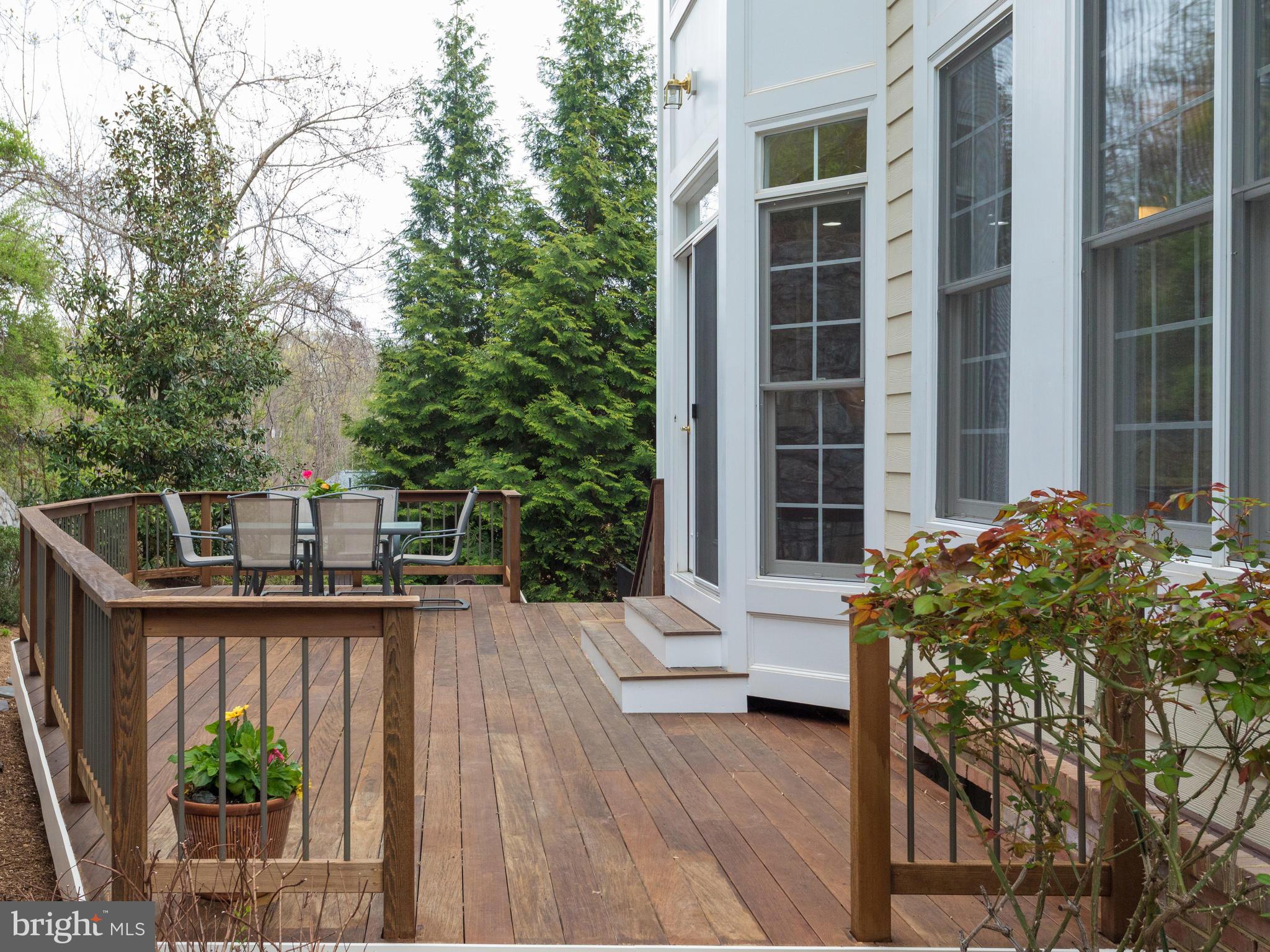 LAKE BARCROFT - Residential