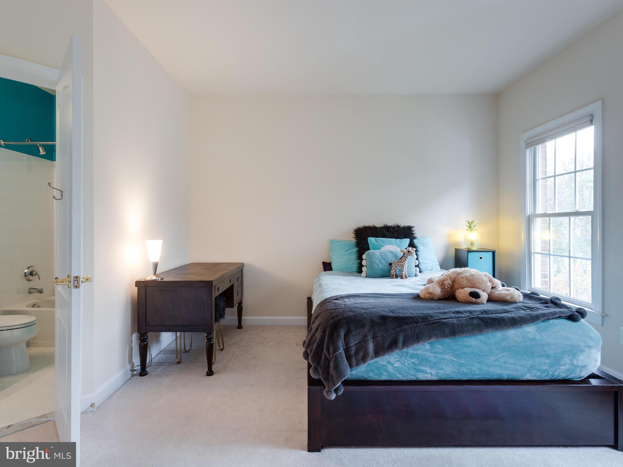 LAKE BARCROFT - Residential