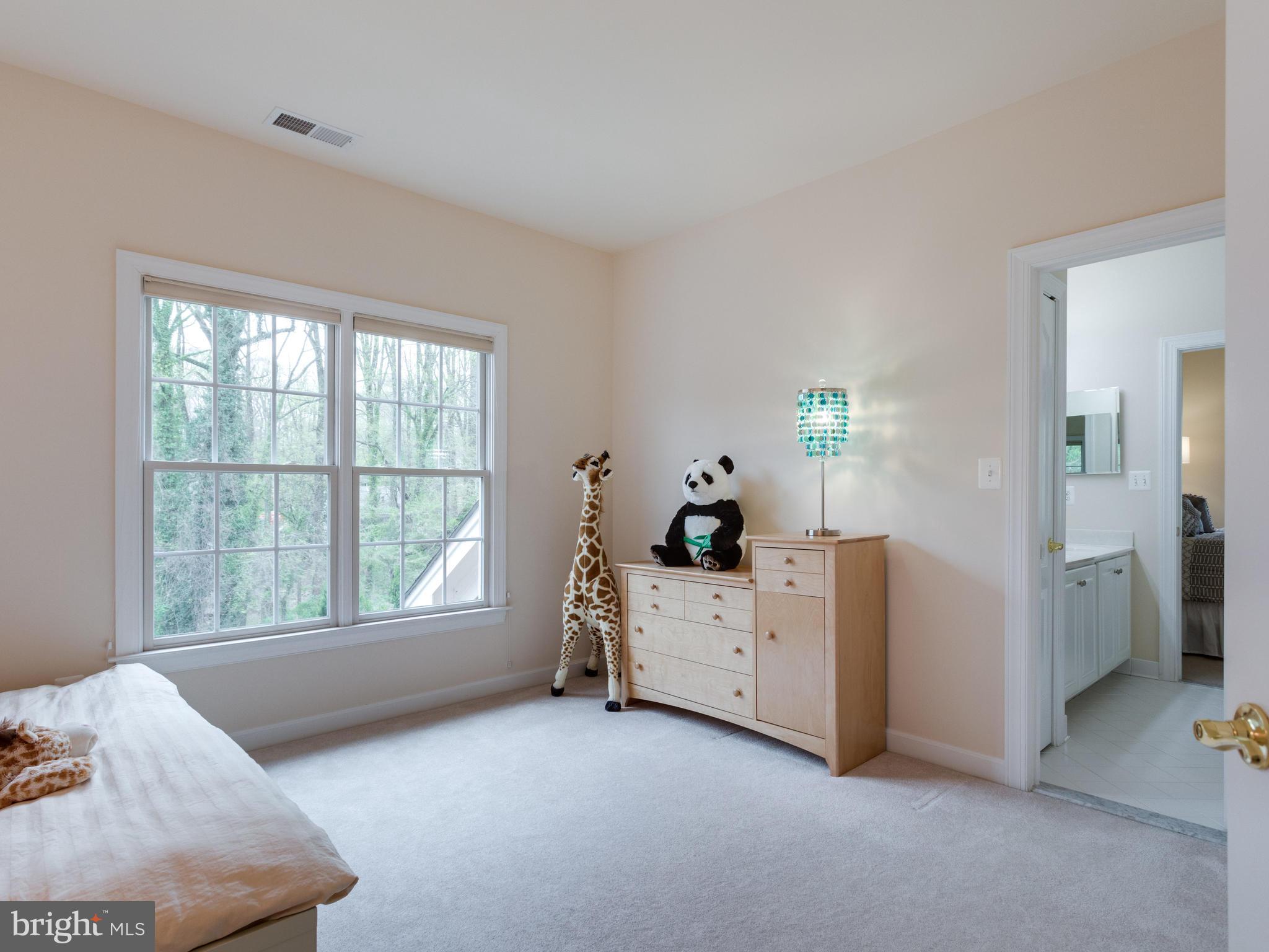 LAKE BARCROFT - Residential