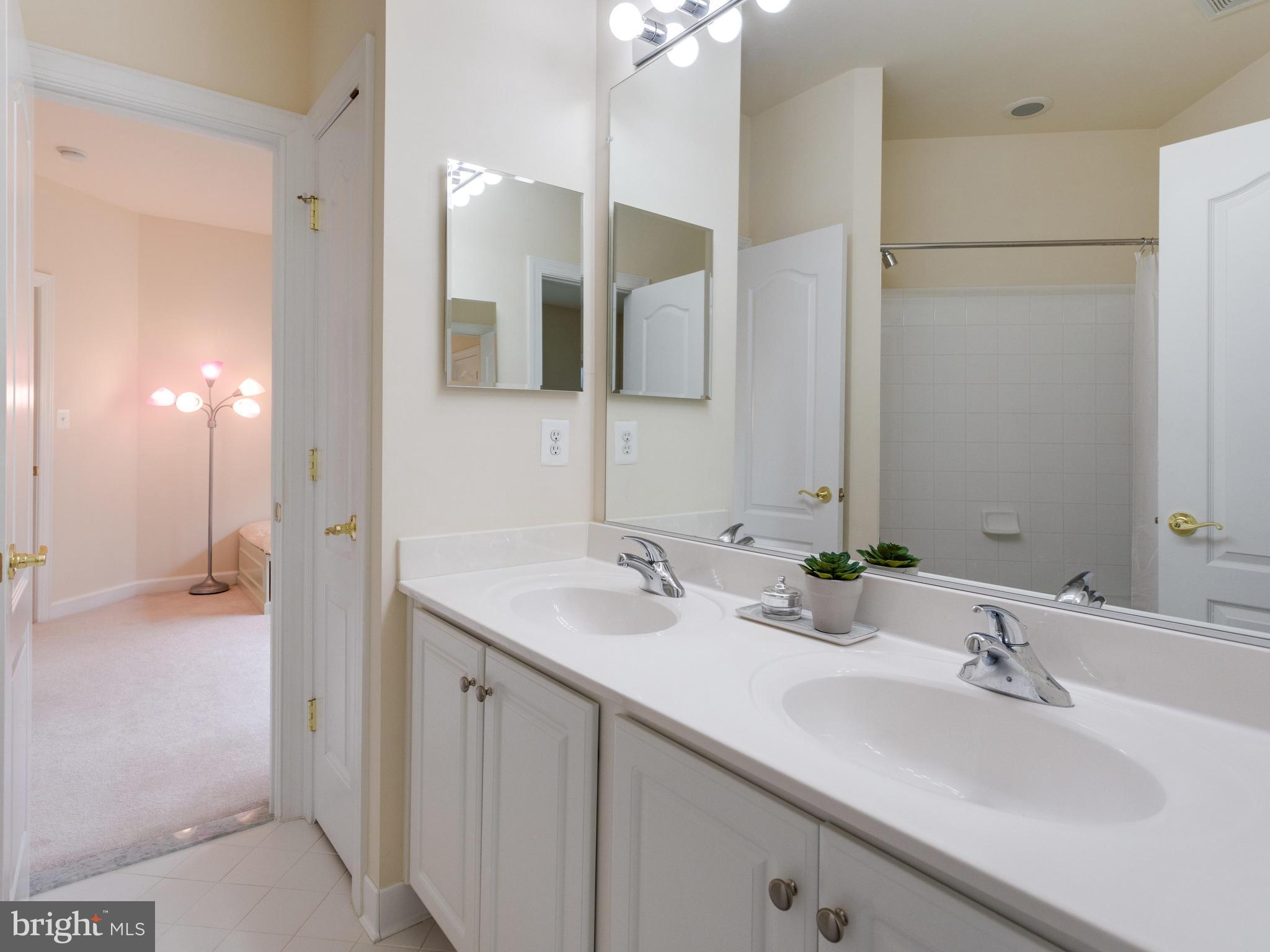 LAKE BARCROFT - Residential