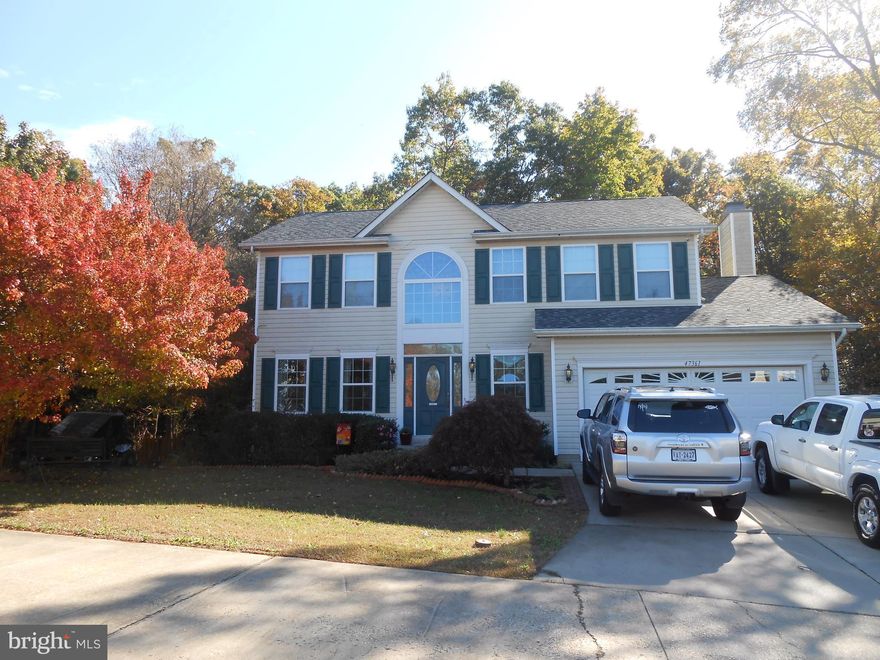 Beautiful 3/4 bedroom and 3.5 bath, full finished walk out basement. Gas fireplace, deck, fenced in back yard, 2 car garage with concrete driveway. Over 3000 of finished living space. Nice home!!