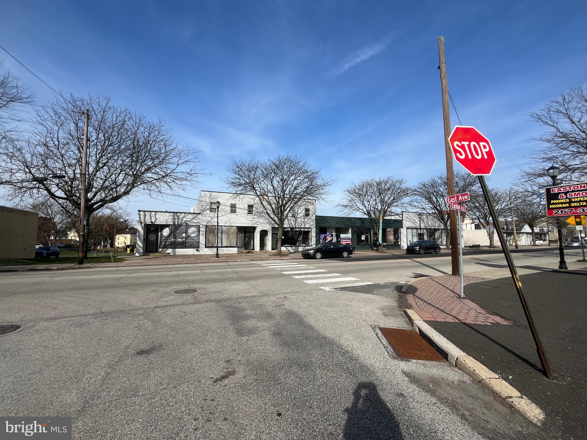 Very convenient location in Abington on Easton Rd. Cozy 1 Bedroom Unit with living room and parking. Unit is looking out back not towards the main street,