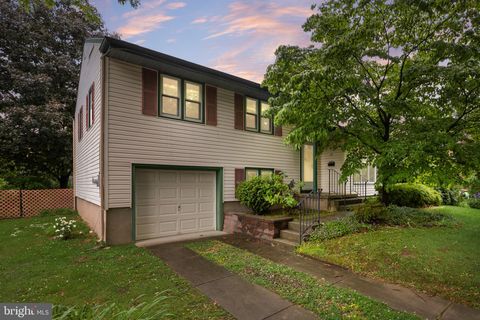 Homes For Sale - 136 Ridge Circle<br/> CHERRY HILL, NJ 08002