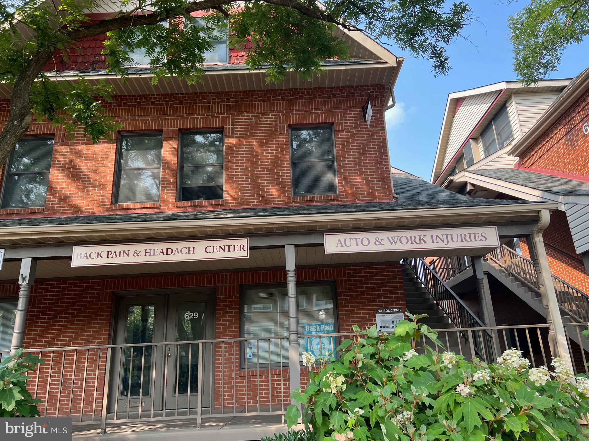 Main image without alt text