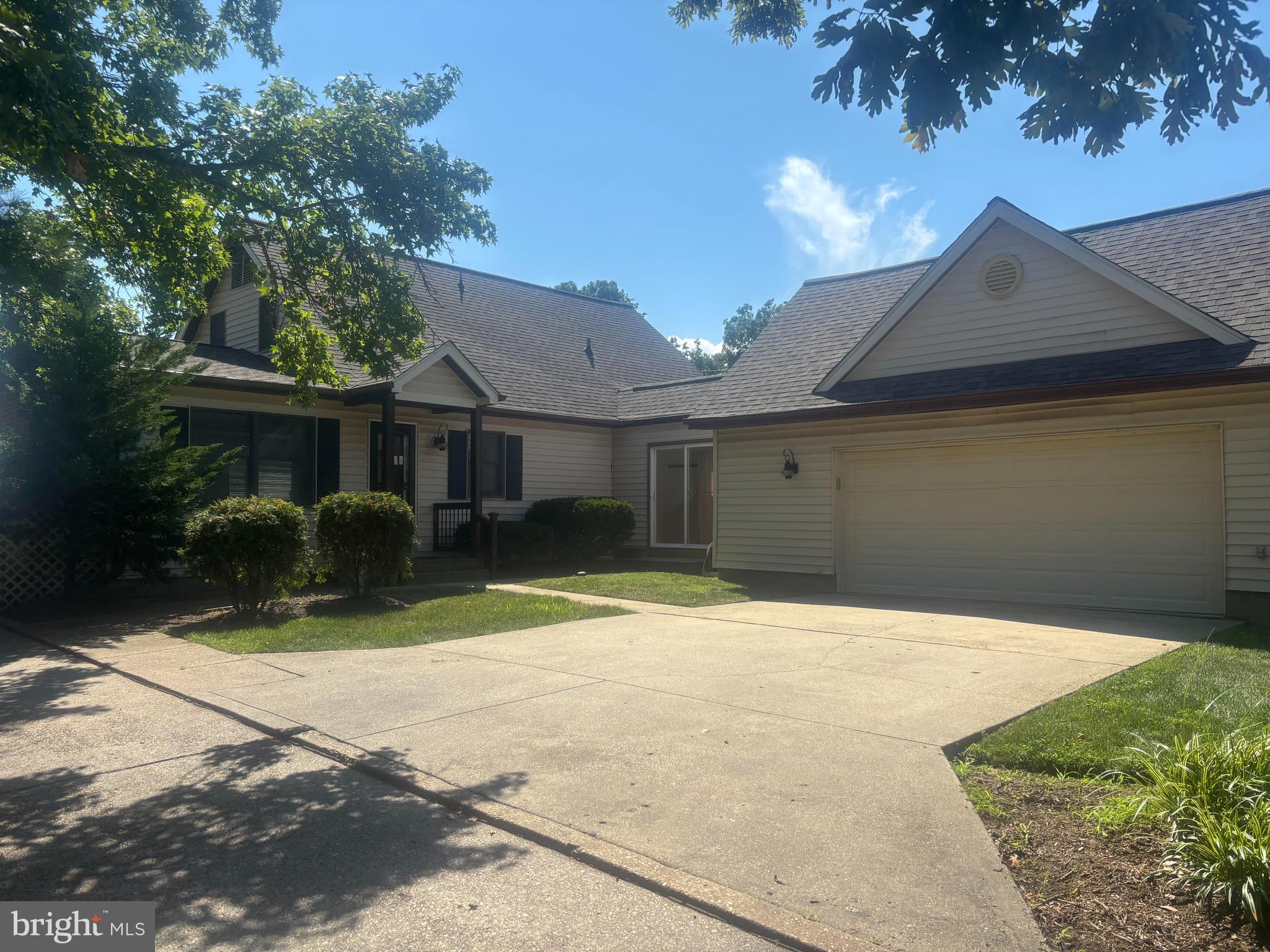 Waterfront home in Oakwood Community w/ unsurpassed views of S. River and Bay. Newly renovated gourmet kitchen w/ island. Main level 2 BR 1 bath. Spacious open living area, F/R with wood-burning F/P. Hard wood FL through out. 2-Car garage w/ lots of workspace and storage. New 100 foot pier. Tranquil location, steps from Thomas Point Park. Pets case.