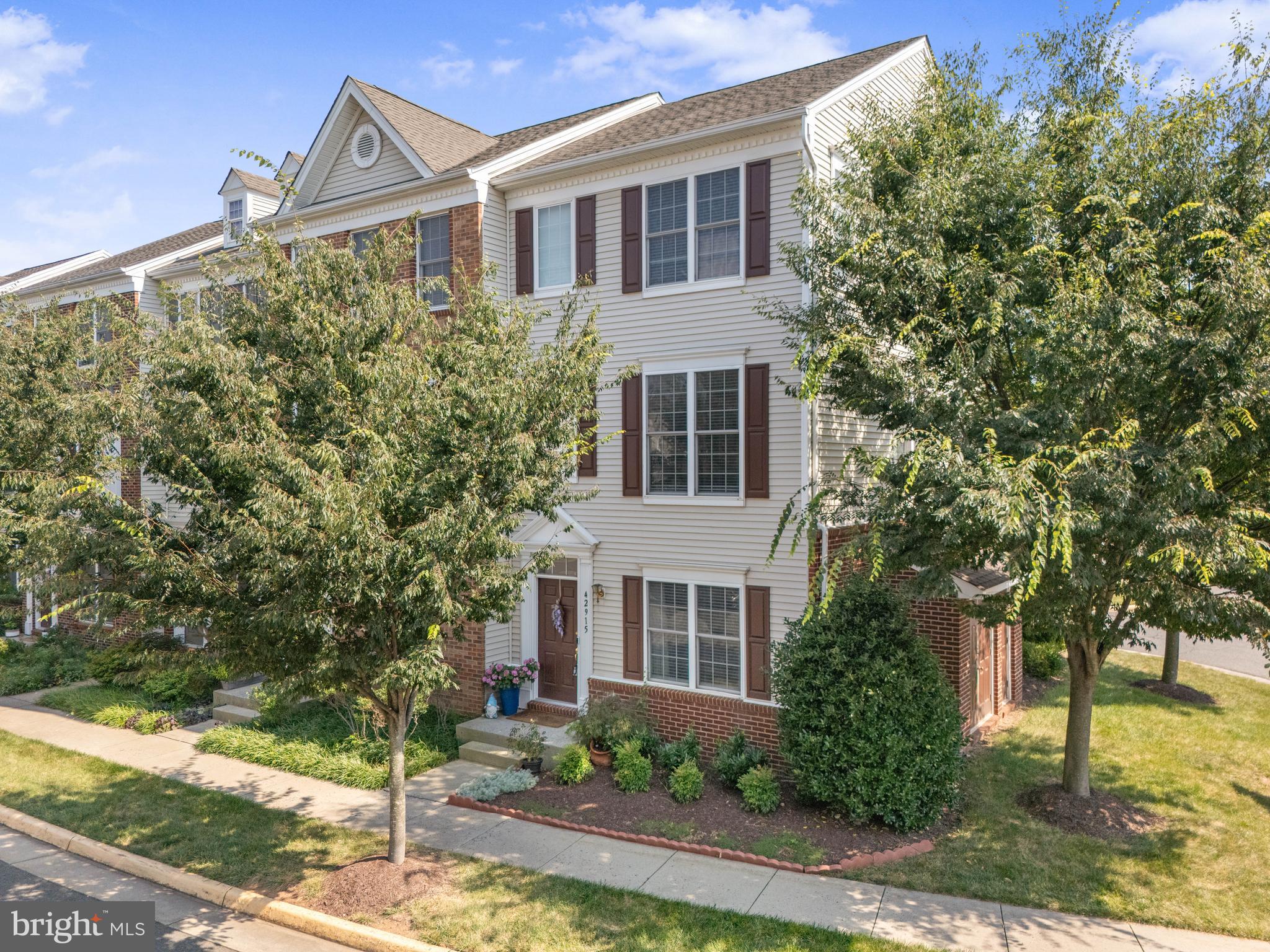 Showings will be available starting Thursday, July 31st, from 11:00 AM to 7:00 PM
This is the one you’ve been waiting for! A stunning end unit townhouse and yes, it’s under $600K.
Flooded with natural light, this gem offers 3 parking spaces (no fighting over spots!) and a super versatile main level bedroom with a full bath, perfect for guests, a home office, or multi-generational living.
Corner lot = more windows, more privacy, and way more charm. The open concept layout is made for everyday comfort and easy entertaining, and modern finishes throughout.
All this, just minutes from shops, dining, and major commuter routes. Plus, you’re part of a great community.
Homes like this don’t hit the market often, especially at this price. Come see it before someone else grabs your future home.