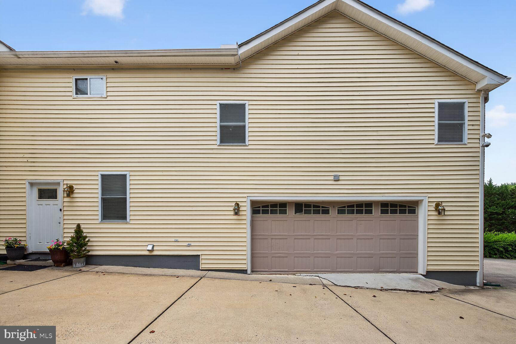 DAMASCUS OUTSIDE - Residential Lease