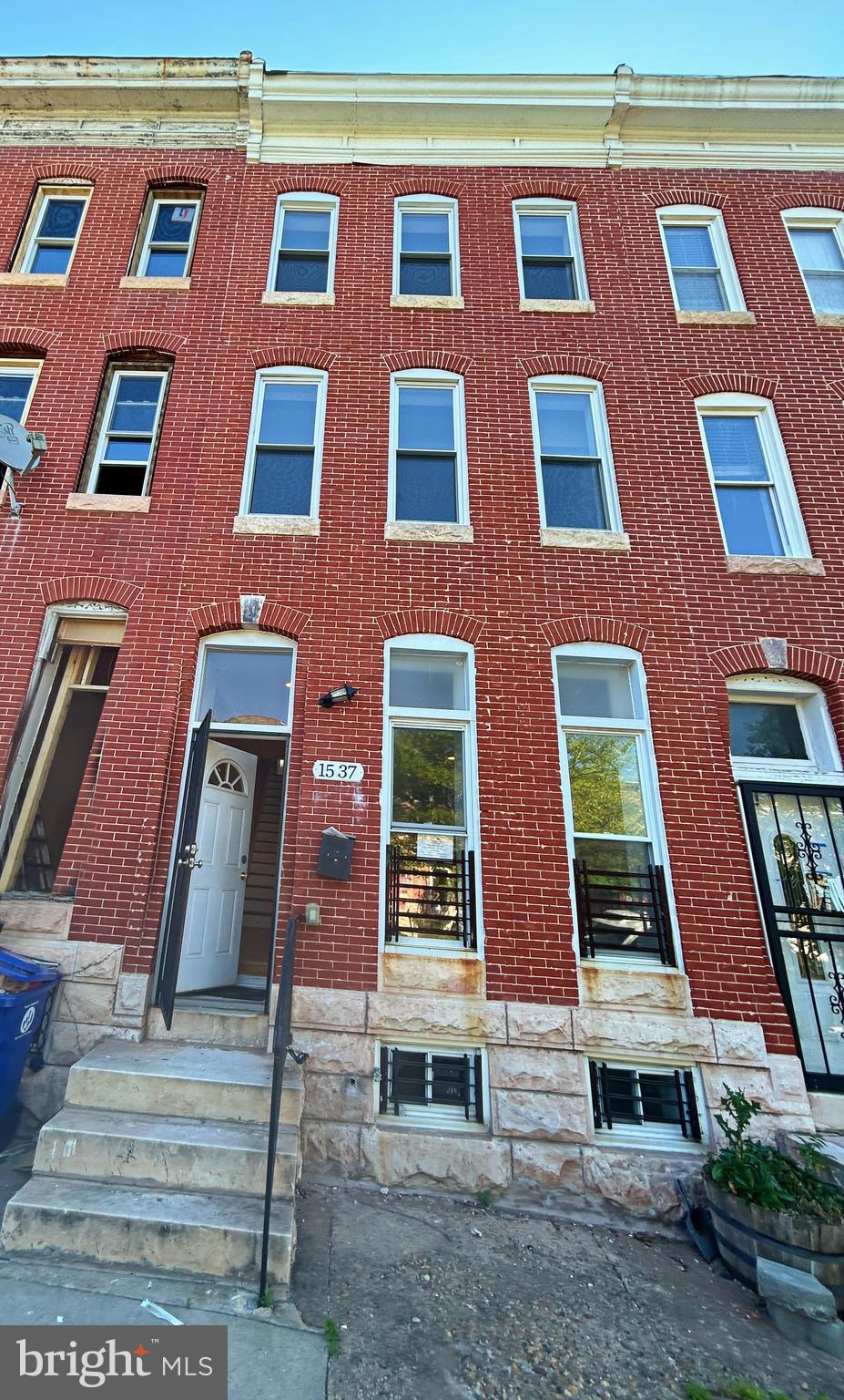 1537 N BROADWAY