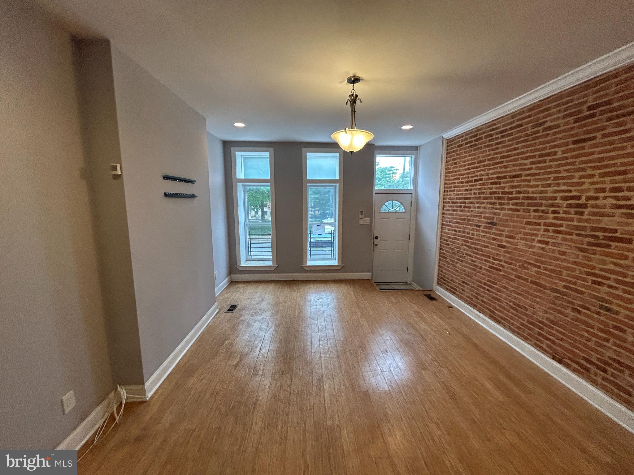 1537 N BROADWAY