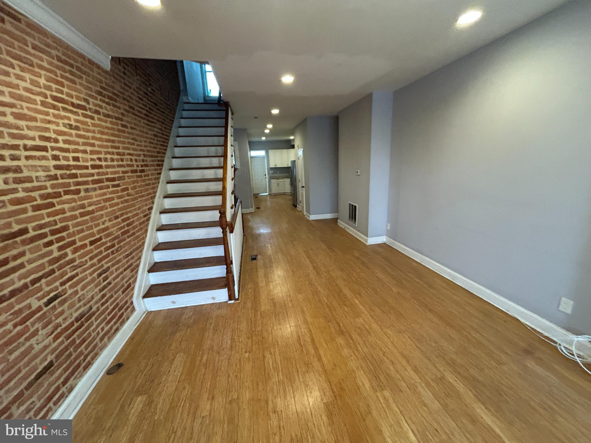 1537 N BROADWAY