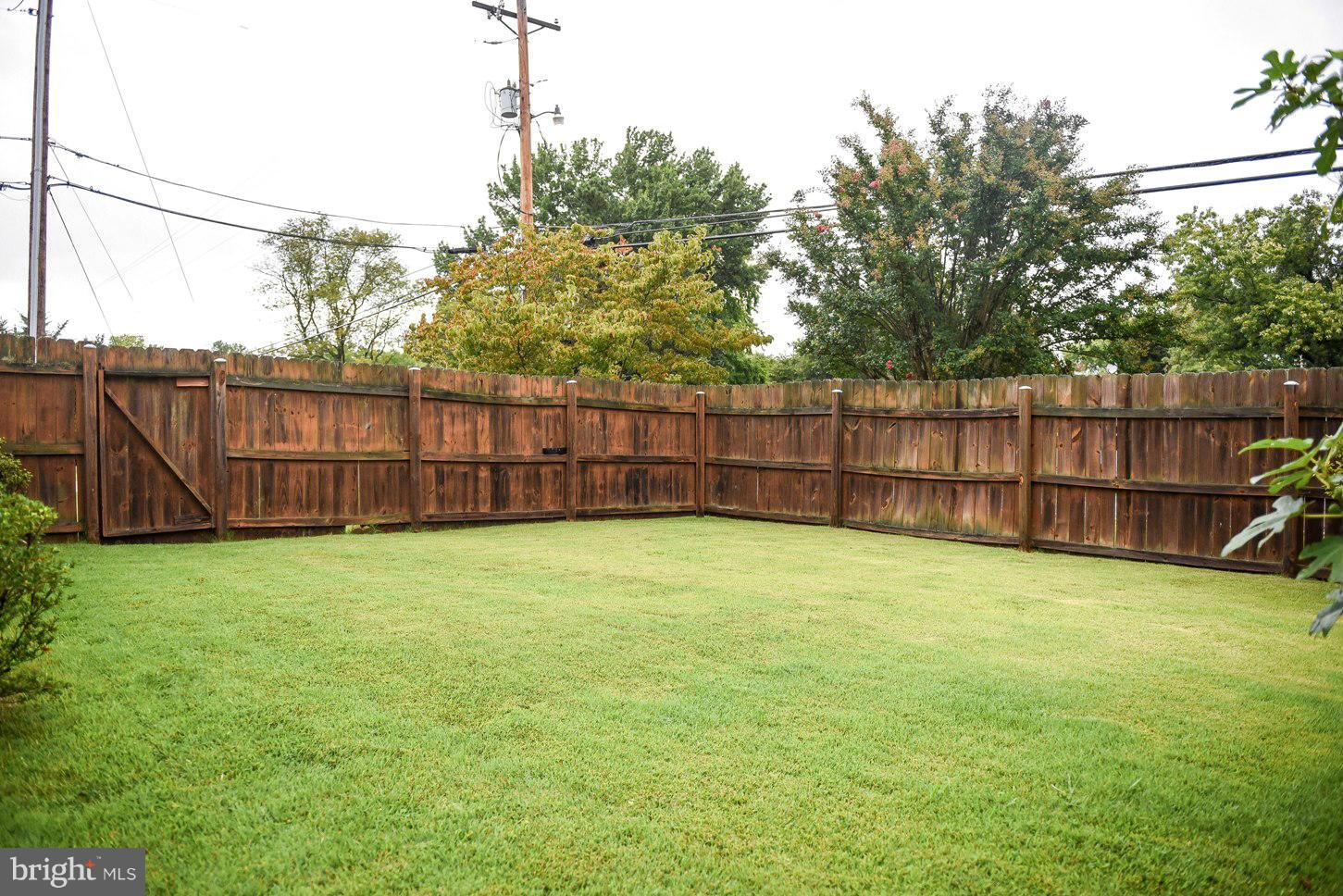 HOLLYWOOD SHORES - Residential