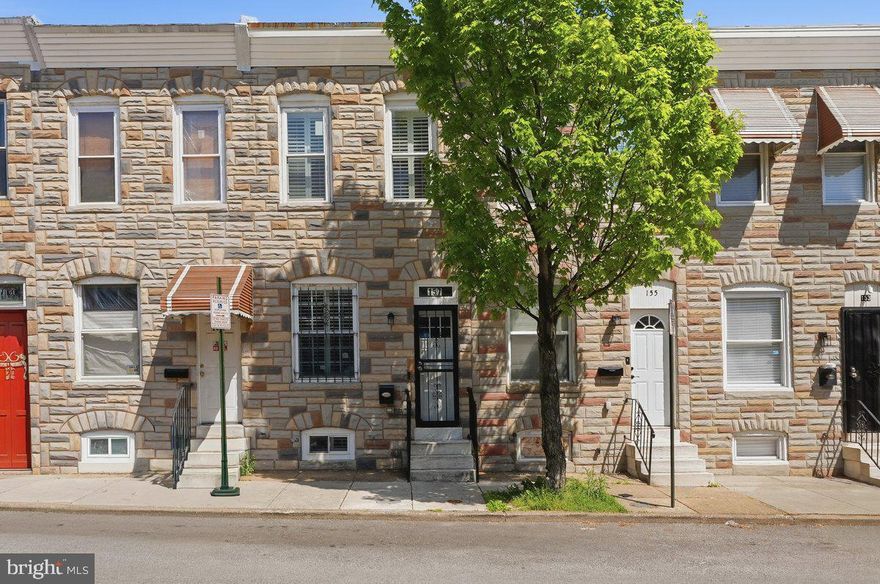 Beautifully updated 2-bedroom, 3.5-bath rowhome on charming Curley Street, just steps from Patterson Park. This home features an open floor plan with new flooring, modern bathrooms, and a convenient half bath on the main level.

Upstairs offers two spacious bedrooms, each with its own full bathroom. The fully finished walk-out basement provides additional living space and flexibility.

Enjoy a fenced backyard, perfect for entertaining or relaxing. Recent updates include a new roof, HVAC (2022), and updated appliances.

Ideally located within walking distance to Patterson Park, as well as nearby restaurants, shops, and local favorites.

___________________________________________________

Rowhome de 2 habitaciones y 3.5 baños renovada en Curley St, a pocos pasos de Patterson Park. Nivel principal con concepto abierto, pisos nuevos y medio baño. Dos amplias habitaciones en el nivel superior, cada una con baño privado. Sótano terminado con salida al exterior que ofrece espacio adicional y baño completo. Patio trasero cercado. Mejoras recientes incluyen techo nuevo, sistema HVAC (2022) y electrodomésticos. Ubicación conveniente cerca de parques, restaurantes y tiendas.