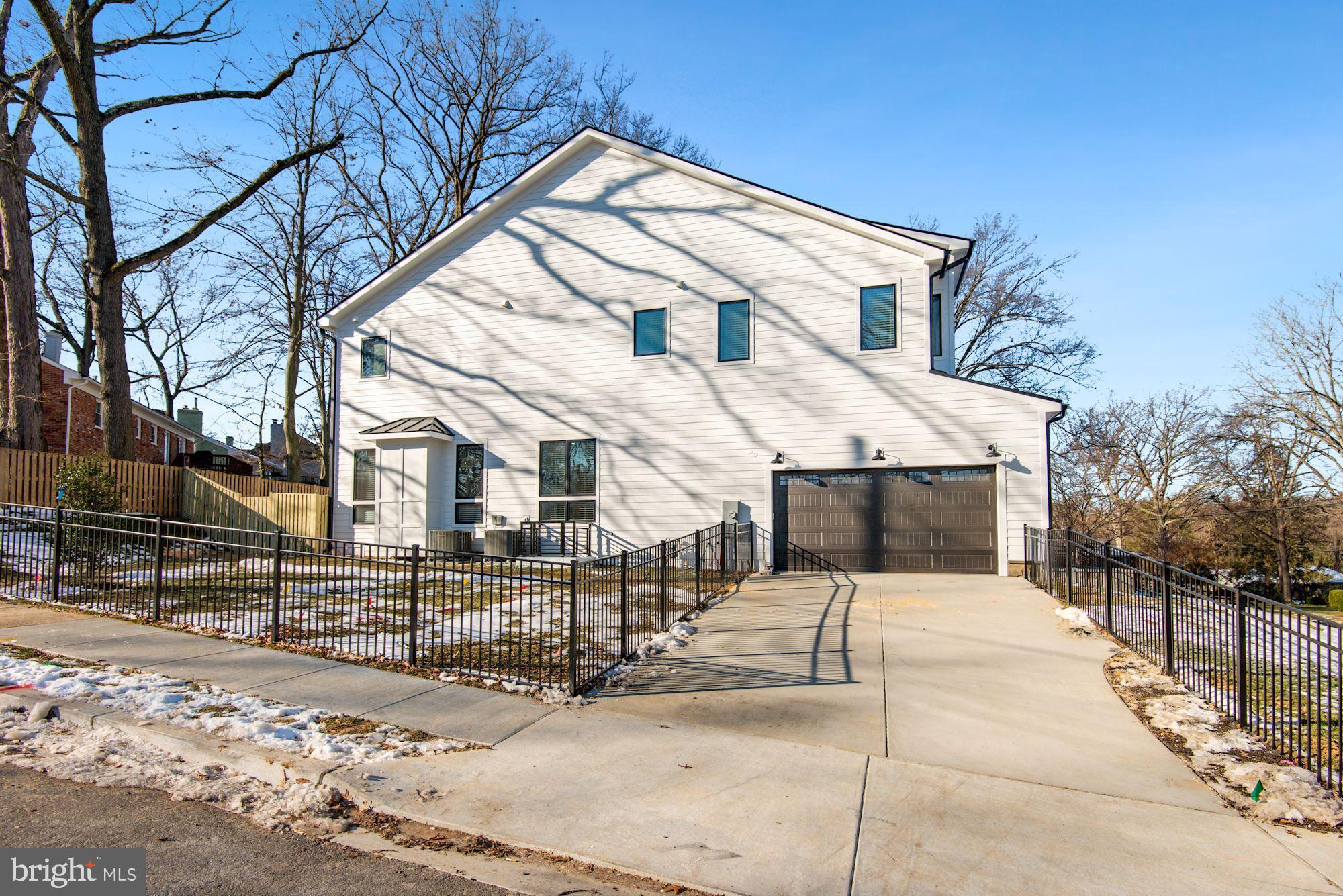 GOLF CLUB MANOR - Residential