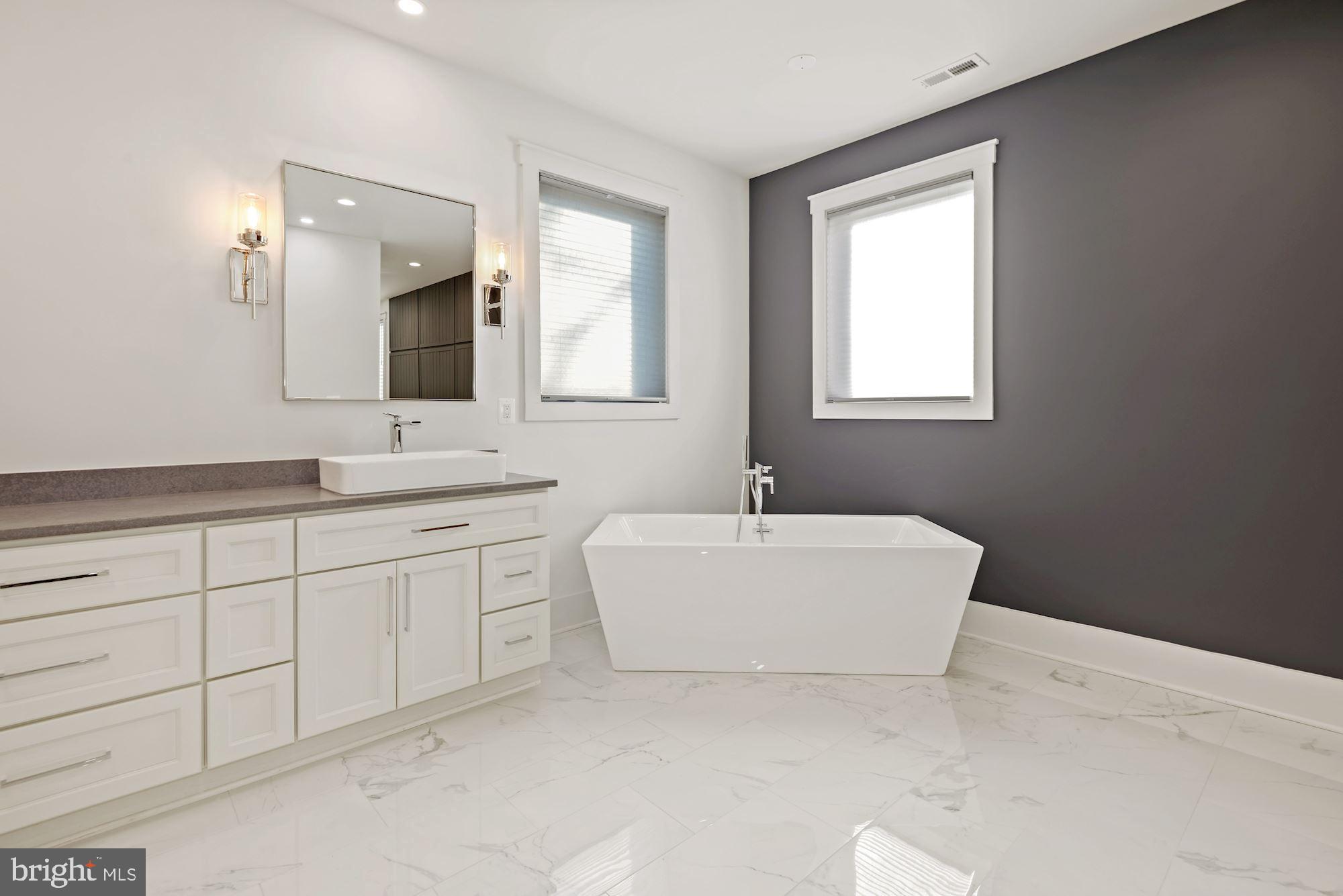 GOLF CLUB MANOR - Residential