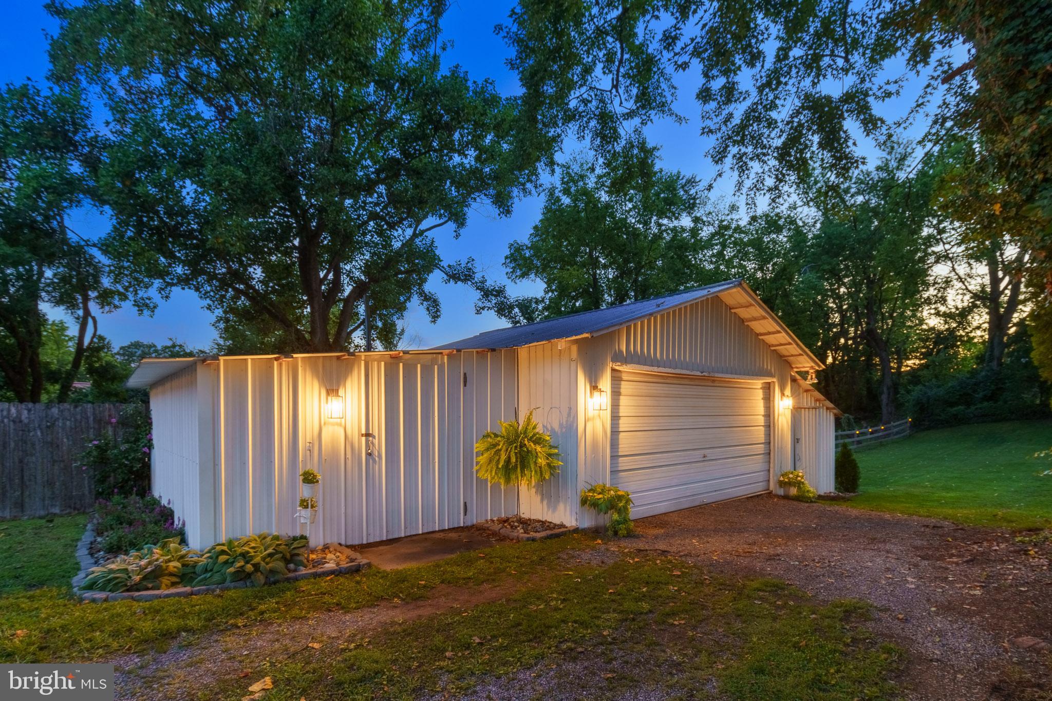 1917 NEW HOLLAND PIKE