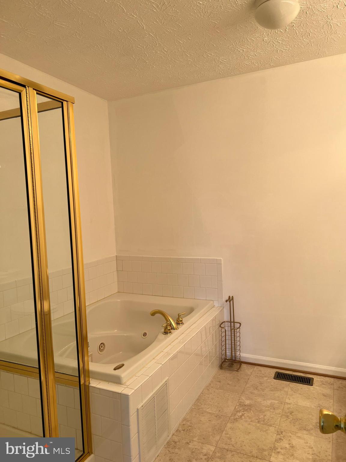 COVINGTON KNOLLS - Residential Lease