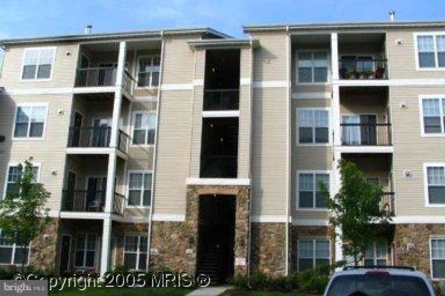 Gated community 2 bed/2 bath w/ attached garage, Open floor plan includes a lovely kitchen opening to dining area. Full size washer & dryer and fixed computer desk. 1  guest parking tag. Community Pool, Clubhouse w/Cafe Bar, Gym. Ctr.Easy access to I-66, Fairfax Countdryer Pky, Close to Shopping, Dinning & Movie Theater. Water included. $1675 for 2 yrs. $1650 for 3 yrs. $1625 for 4 yrs.