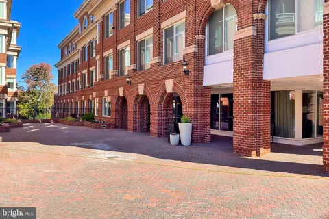 635 Slaters Lane Unit G-01, Alexandria, VA MLS: VAAX2053494