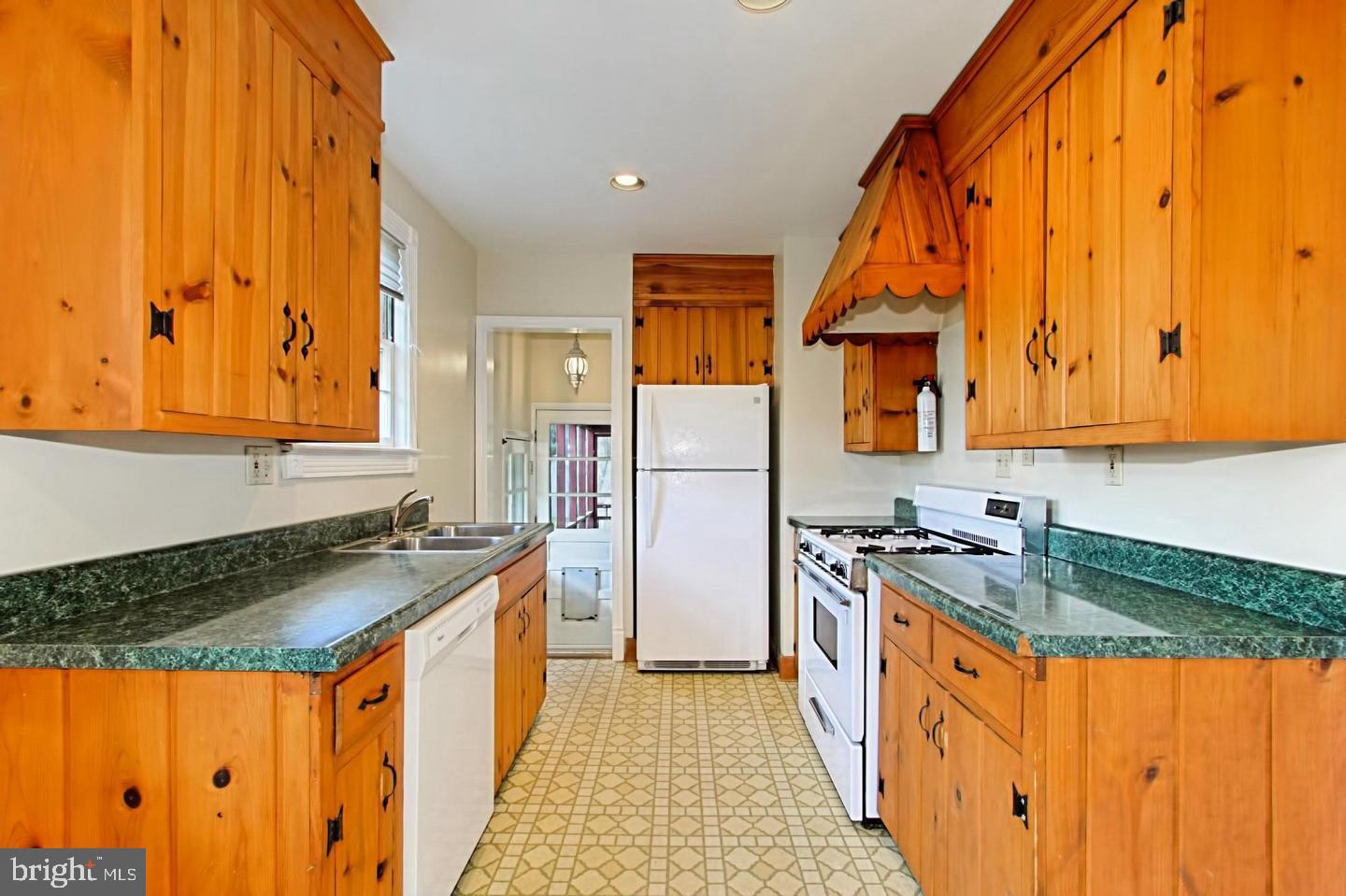 GROVE AVENUE - Residential Lease