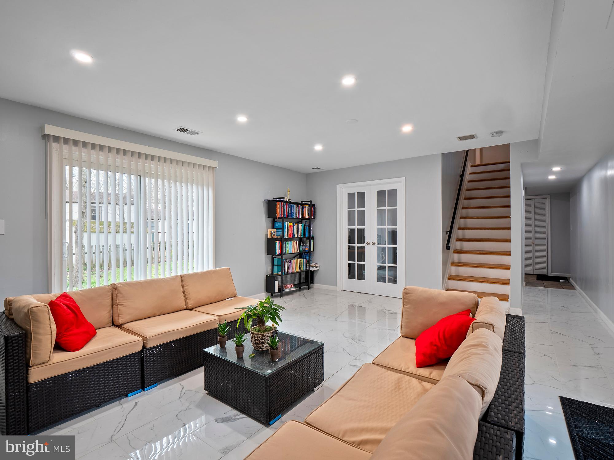 COUNTRY CLUB/LAKE MONTCLAIR - Residential