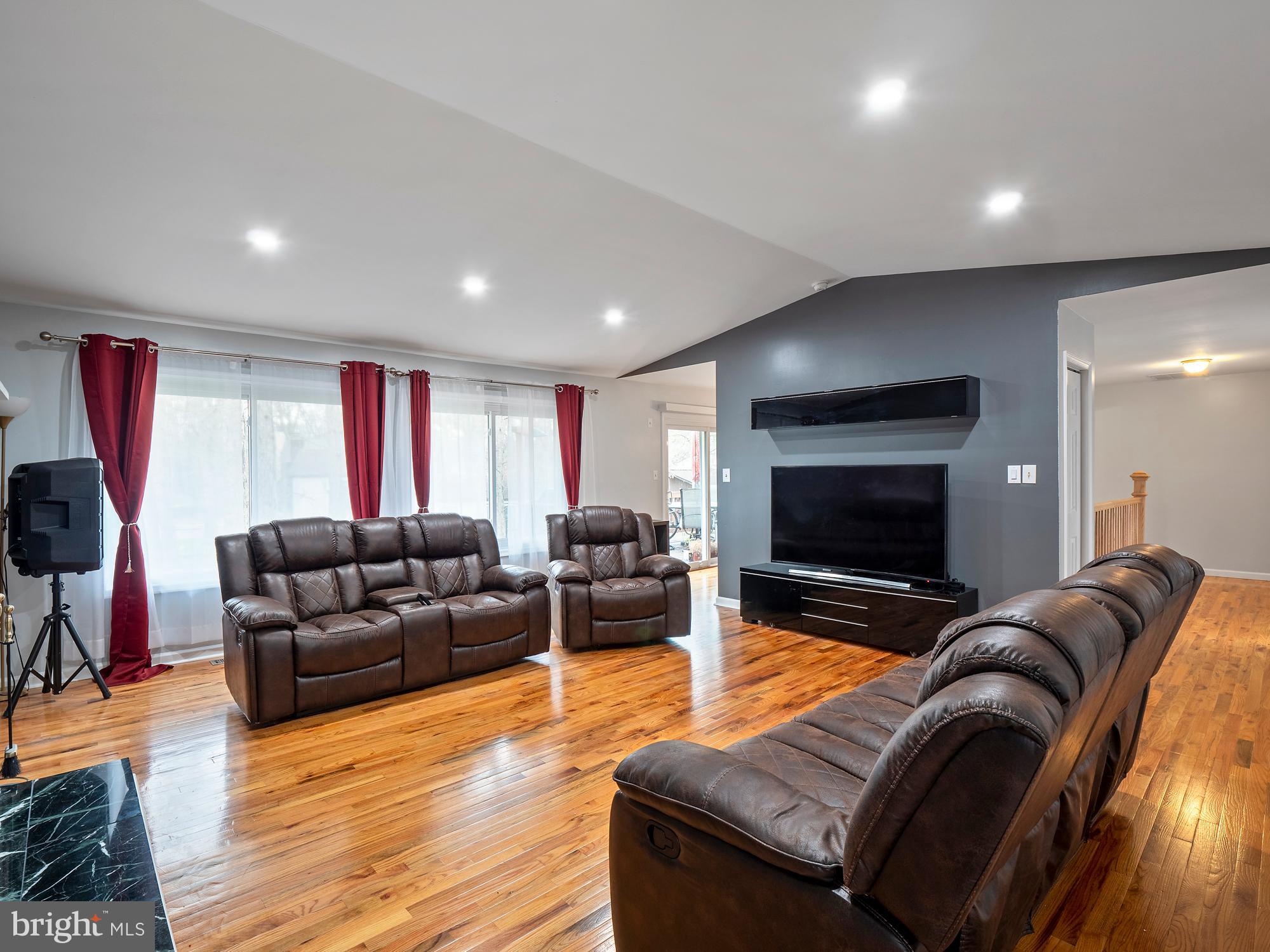 COUNTRY CLUB/LAKE MONTCLAIR - Residential