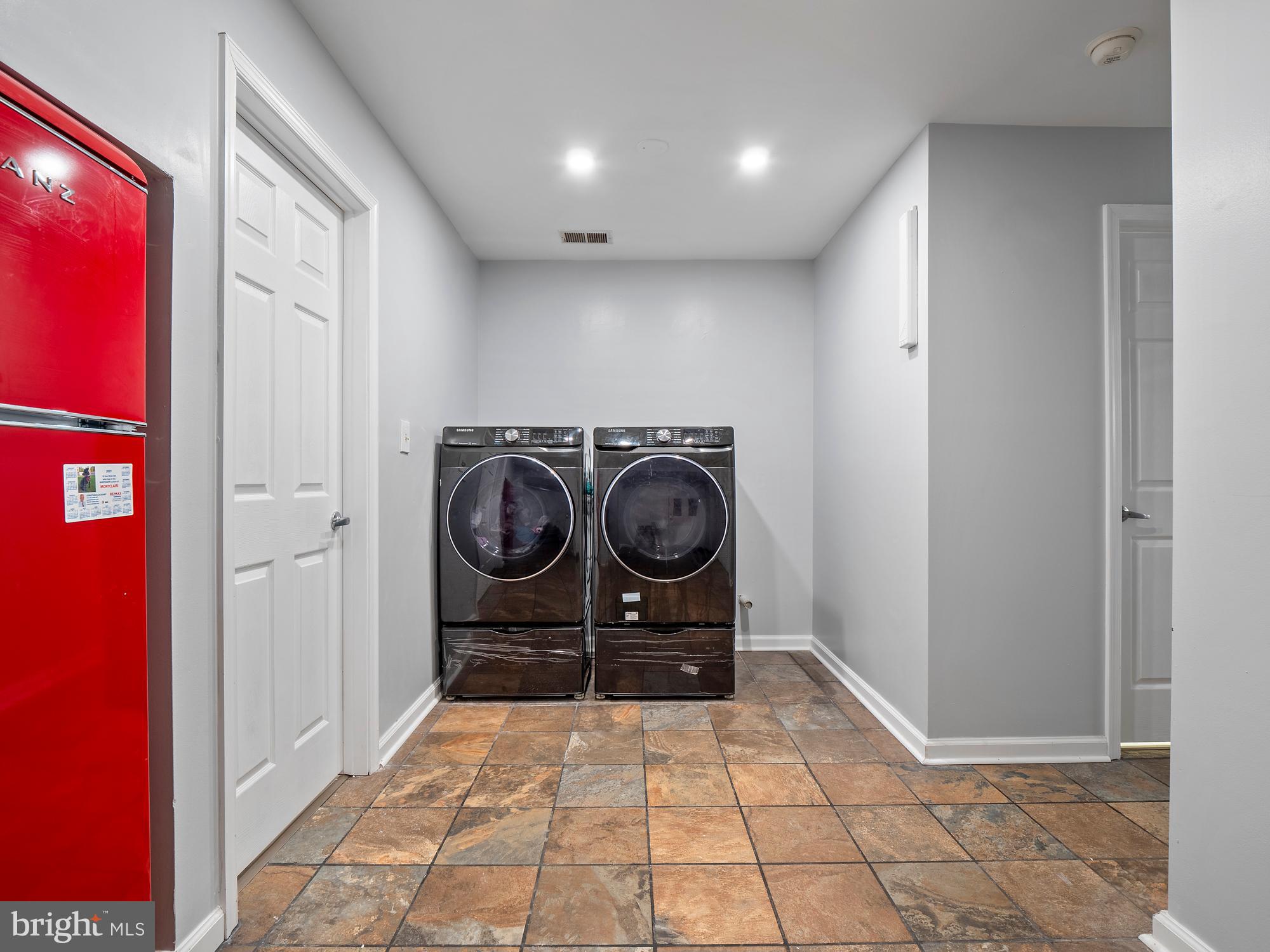 COUNTRY CLUB/LAKE MONTCLAIR - Residential