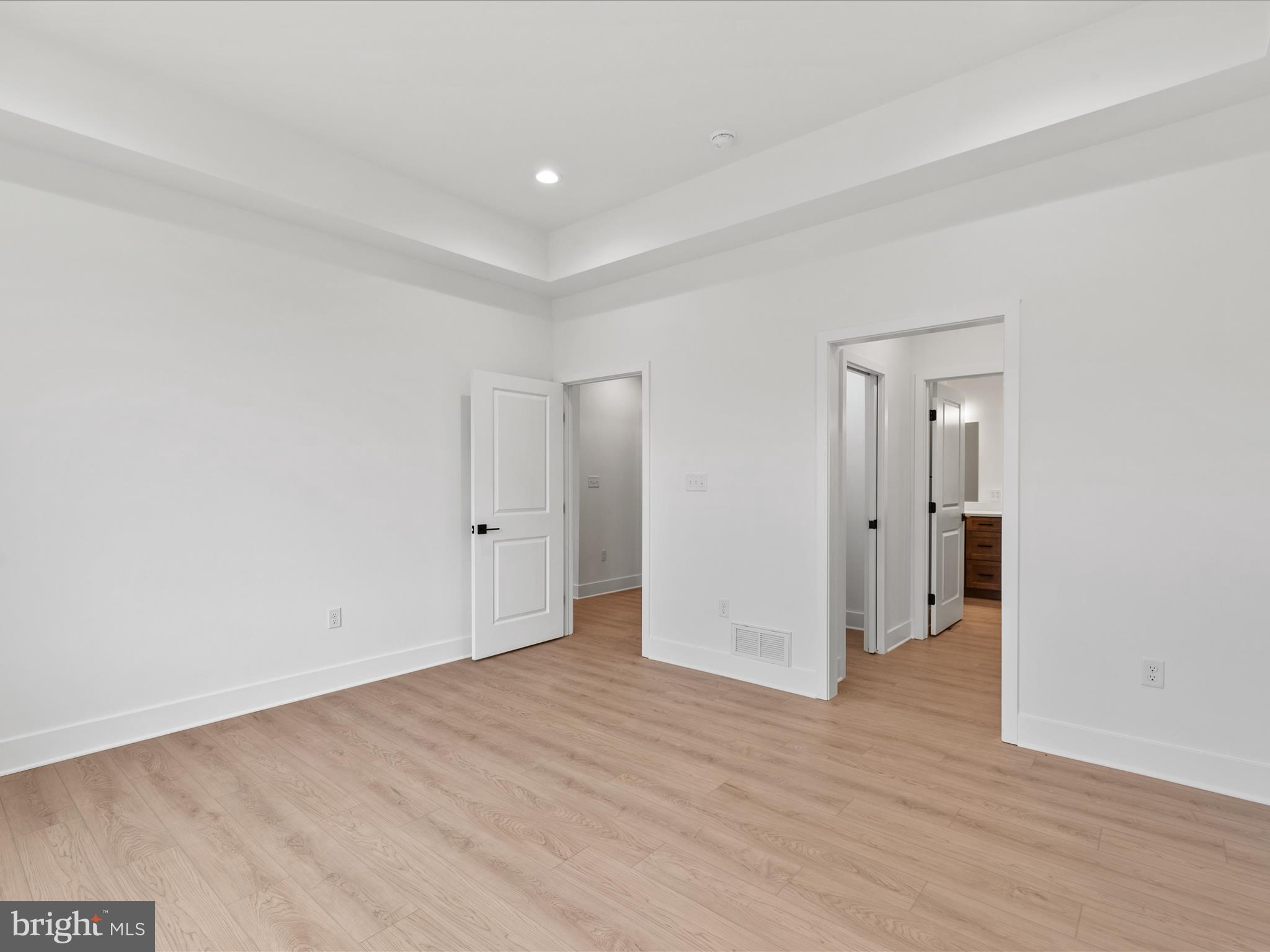 CAPTAIN'S COVE - Residential