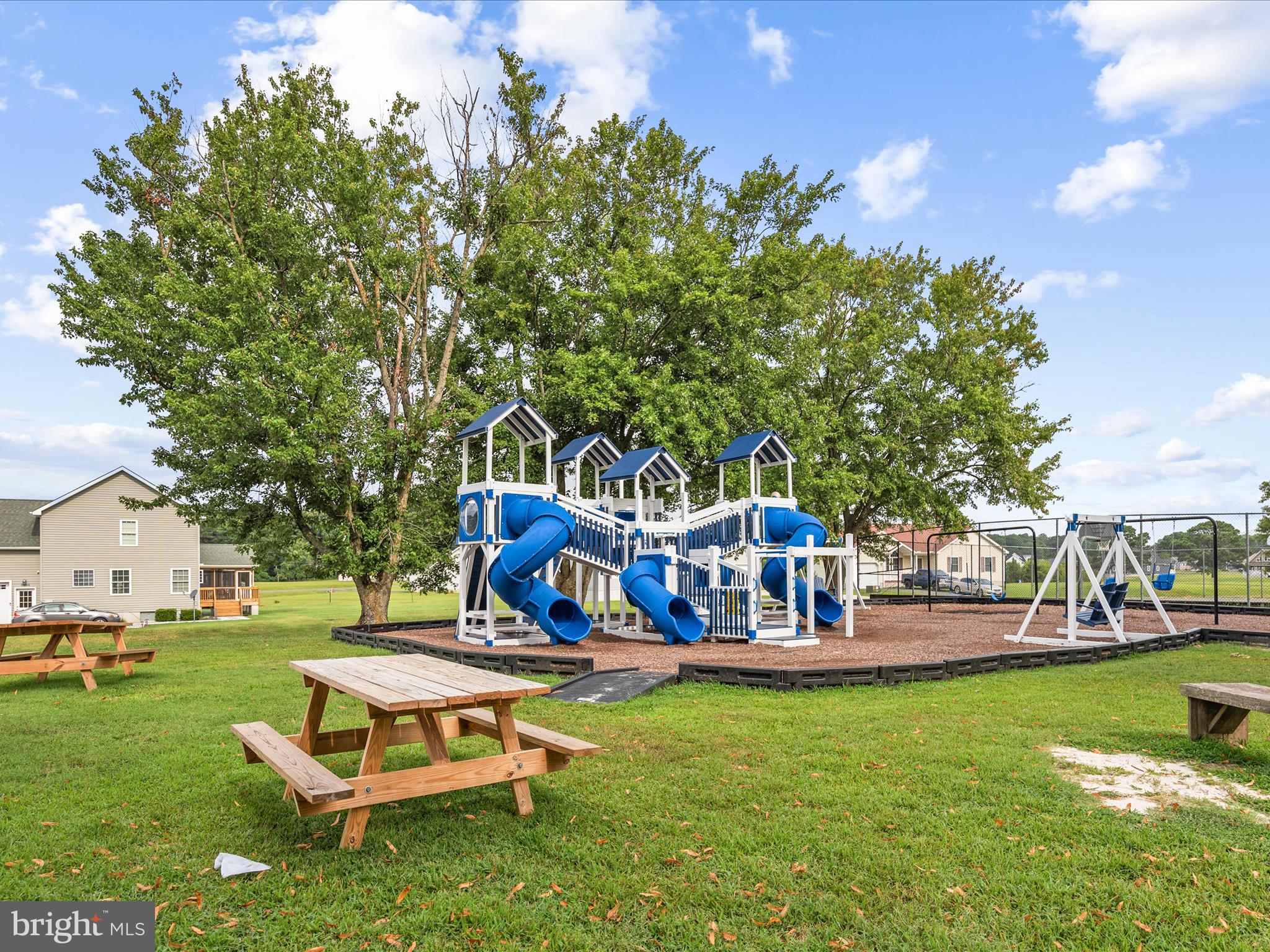 CAPTAIN'S COVE - Residential