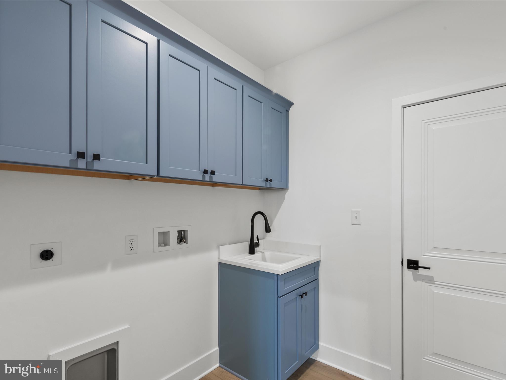 CAPTAIN'S COVE - Residential