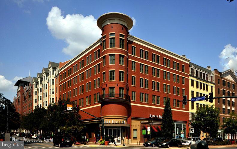 Two bedroom, 1 bath +den unit in The Palladian.Hardwood floors stainless steel appliances. granite counter, 9' ceilings., in-unit washer/dryer. Two blocks to METRO. PET FRIEDNDLY!!!! Tons of restaurants, shops outside the door. Gorgeous club room, fitness center.& pool!