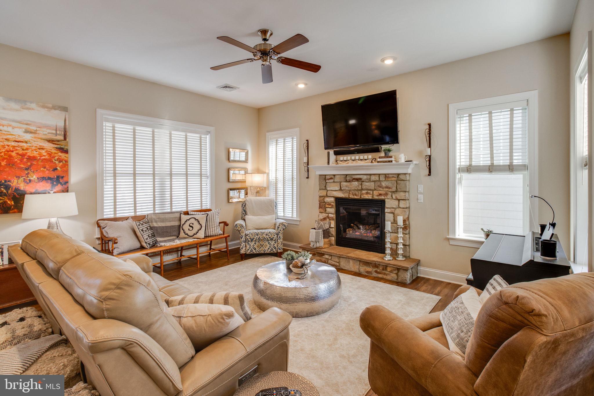 HOME TOWNE SQUARE - Residential