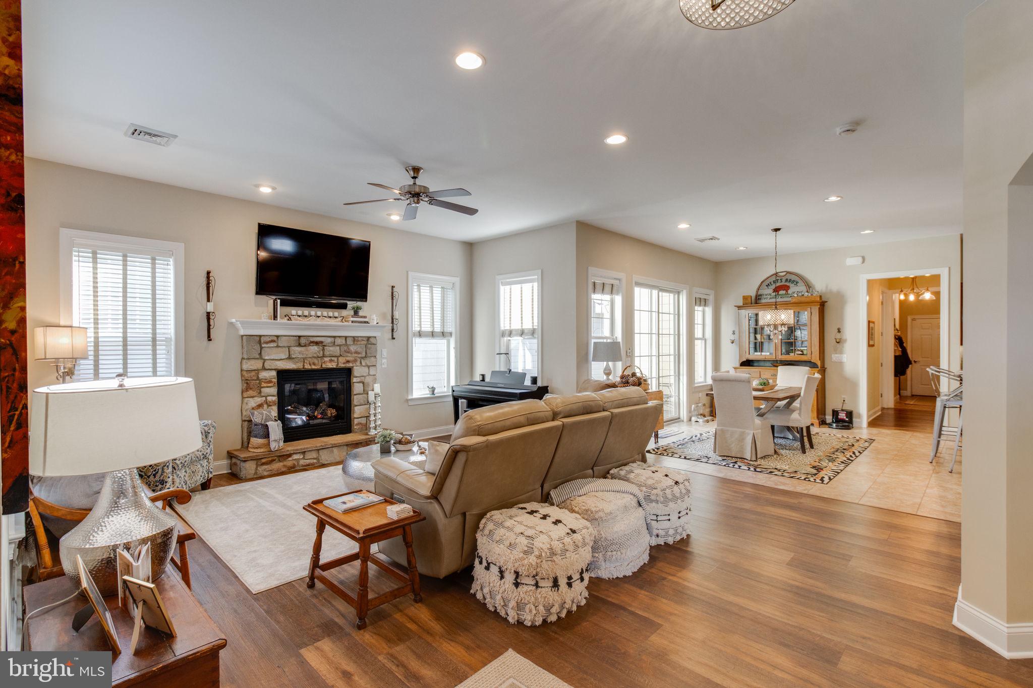 HOME TOWNE SQUARE - Residential