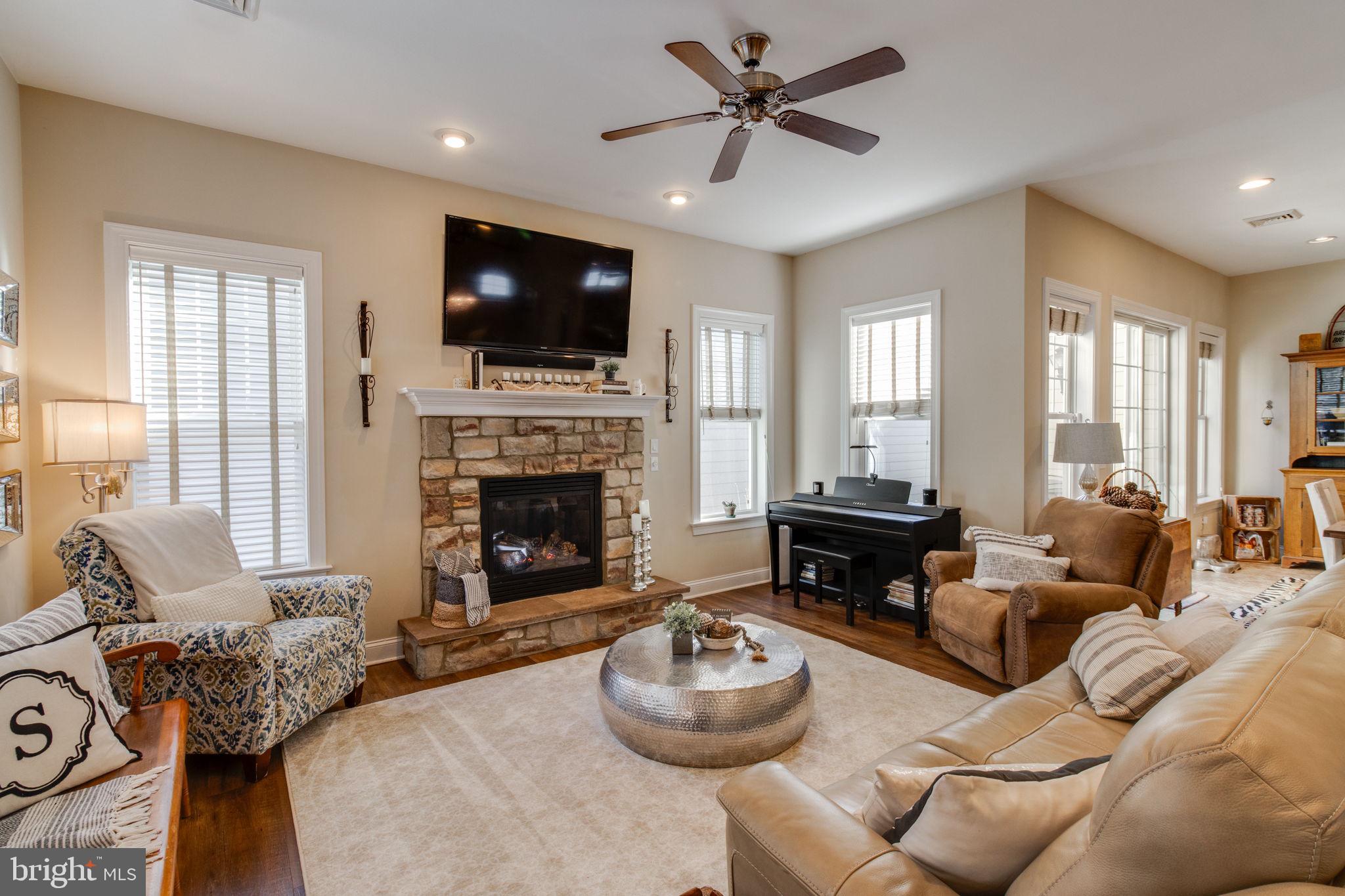 HOME TOWNE SQUARE - Residential