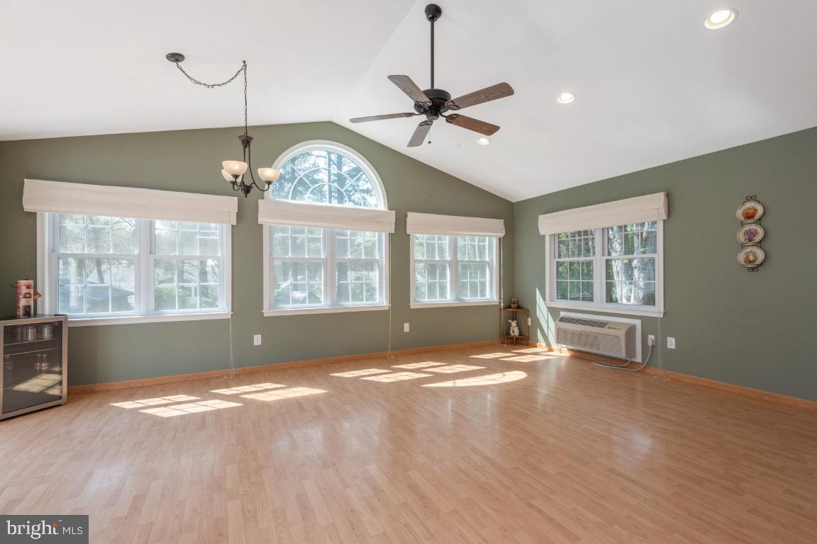 ROMANCOKE ON THE BAY - Residential