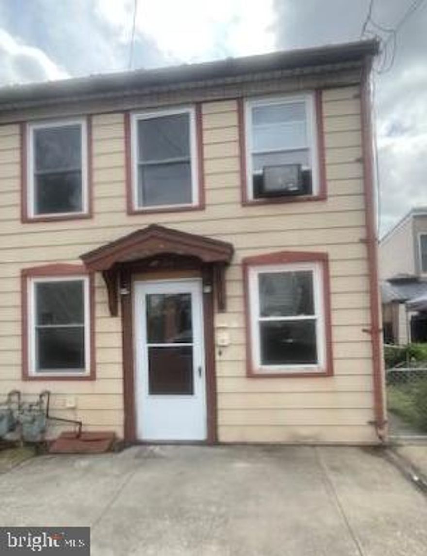 Mechanicsburg 3 bedroom, 1 bathroom duplex available for rent! This well maintained home features fresh paint throughout, central air, and efficient gas heat. Enjoy the fenced yard, along with the convenience of off-street parking.
The property includes a refrigerator and range, as well as laundry hook-ups for added convenience.
Rent: $1,395/month
Utilities: Tenant is responsible for electric, gas, and water.
No pets and no smoking permitted.
Don’t miss this clean, move-in ready home—schedule your showing today!