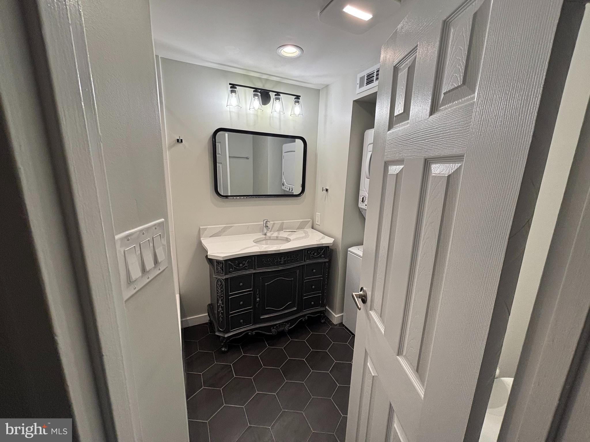 LOG COLLEGE - Residential Lease