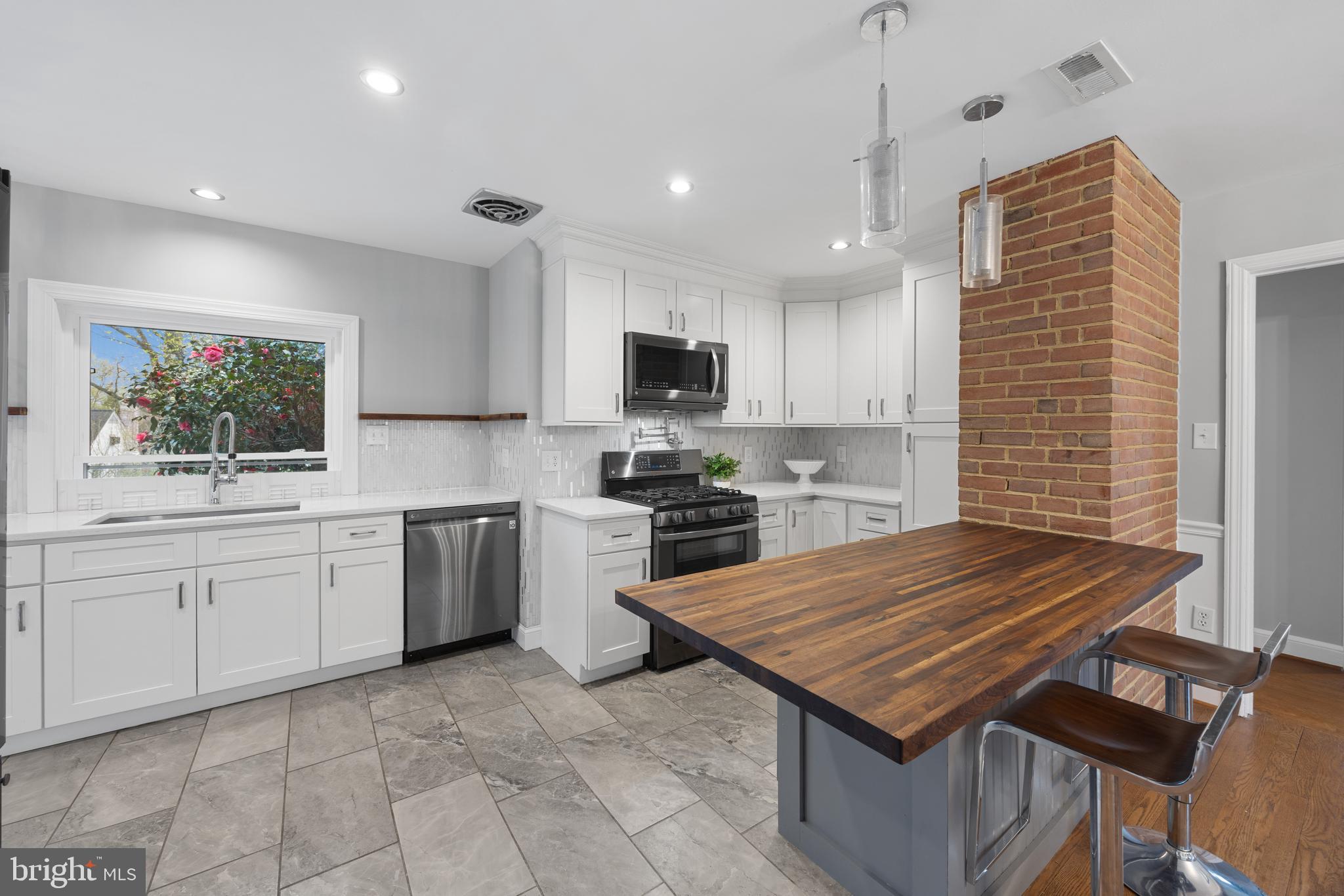 BUCKNELL MANOR - Residential