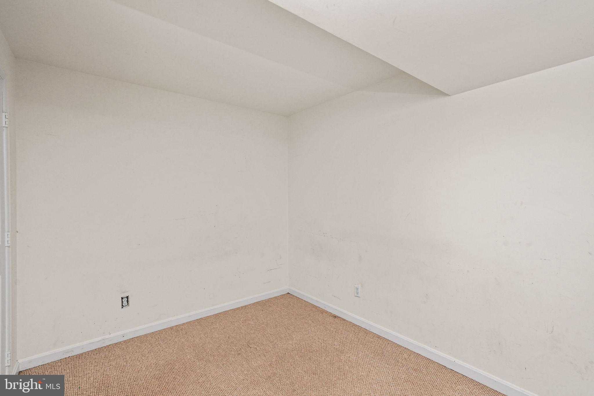 ENGLAND RUN TOWNHOUSES - Residential