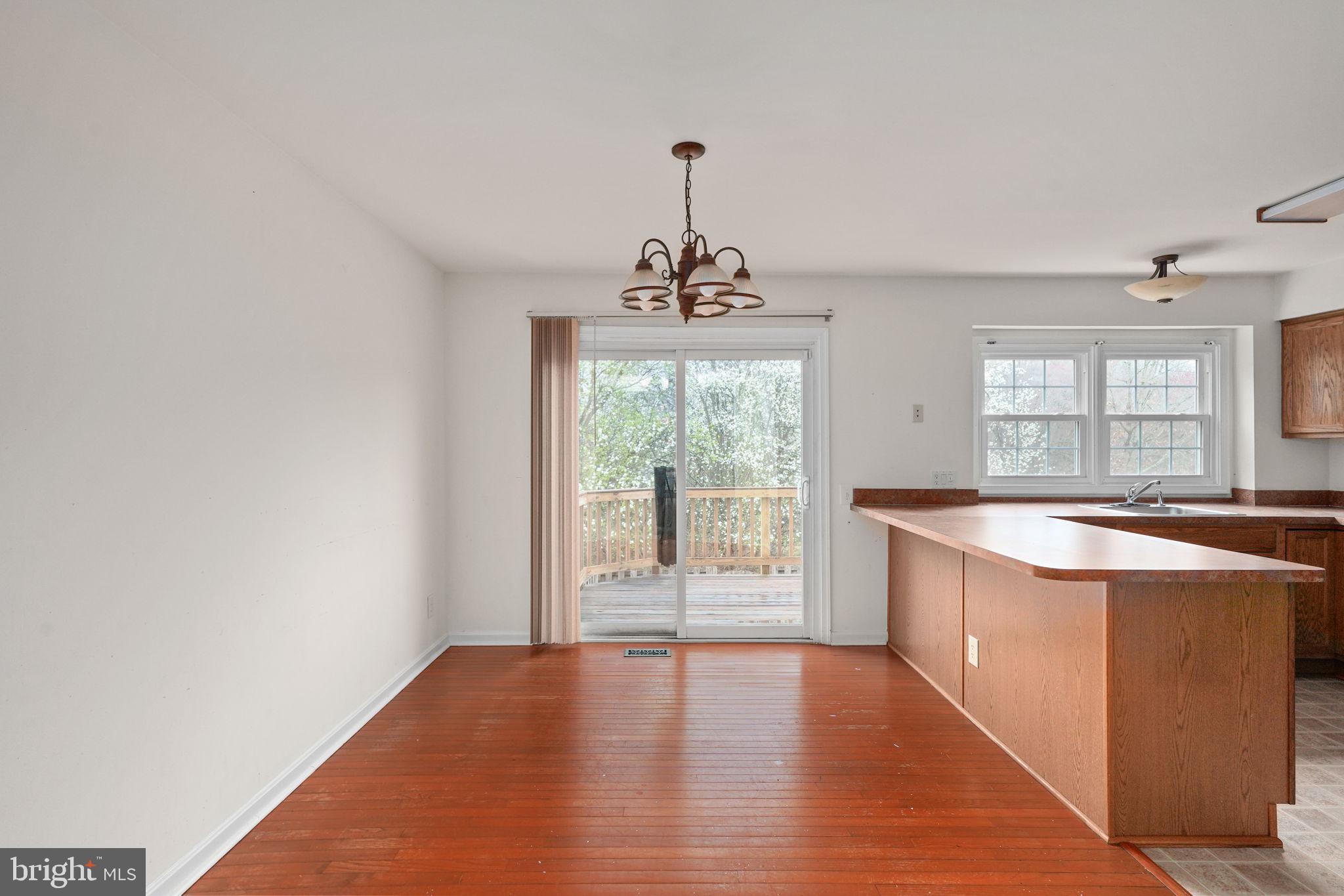 ENGLAND RUN TOWNHOUSES - Residential